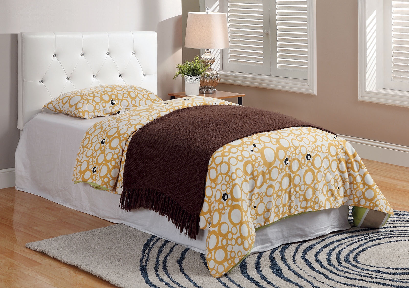 Velen Fabric/Leatherette/Wood Platform Tufted Bed