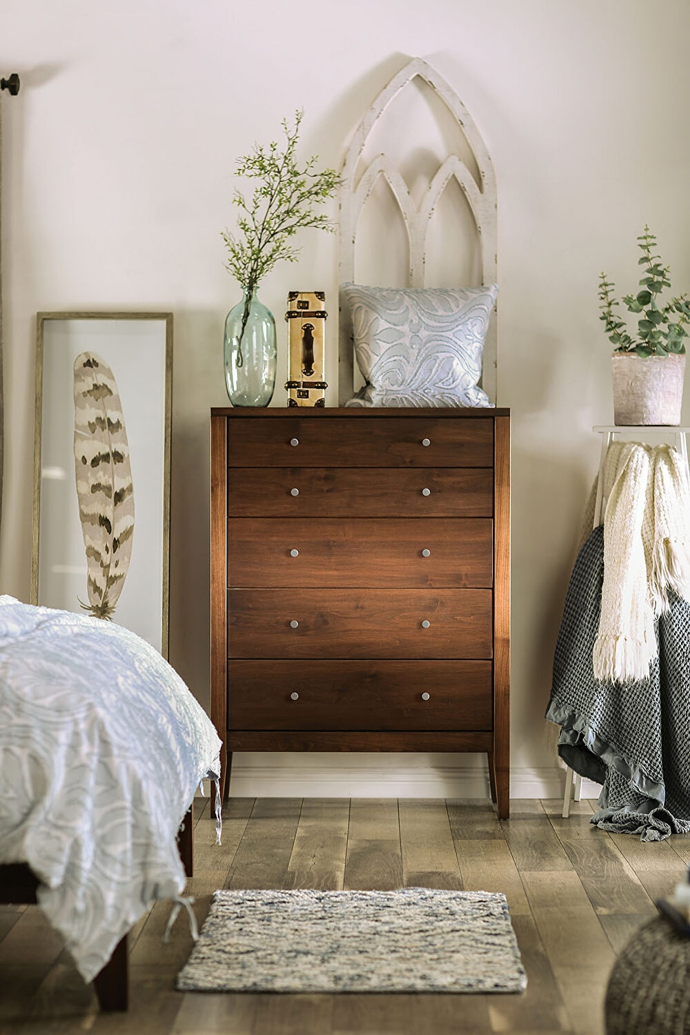 Willamette Wood Dresser w/5 Drawers