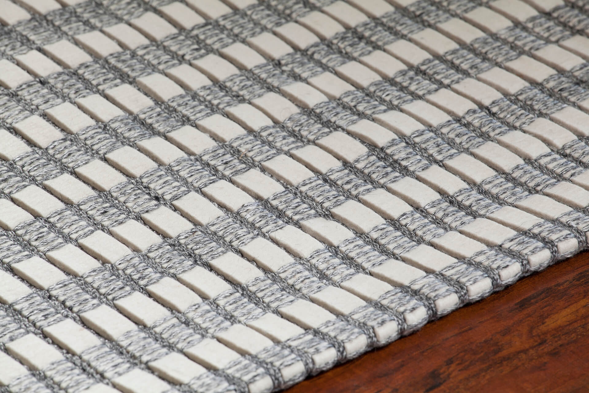 Gisela Wool/Viscose Rectangular Hand-woven Rug, 7'9" x 10'6"