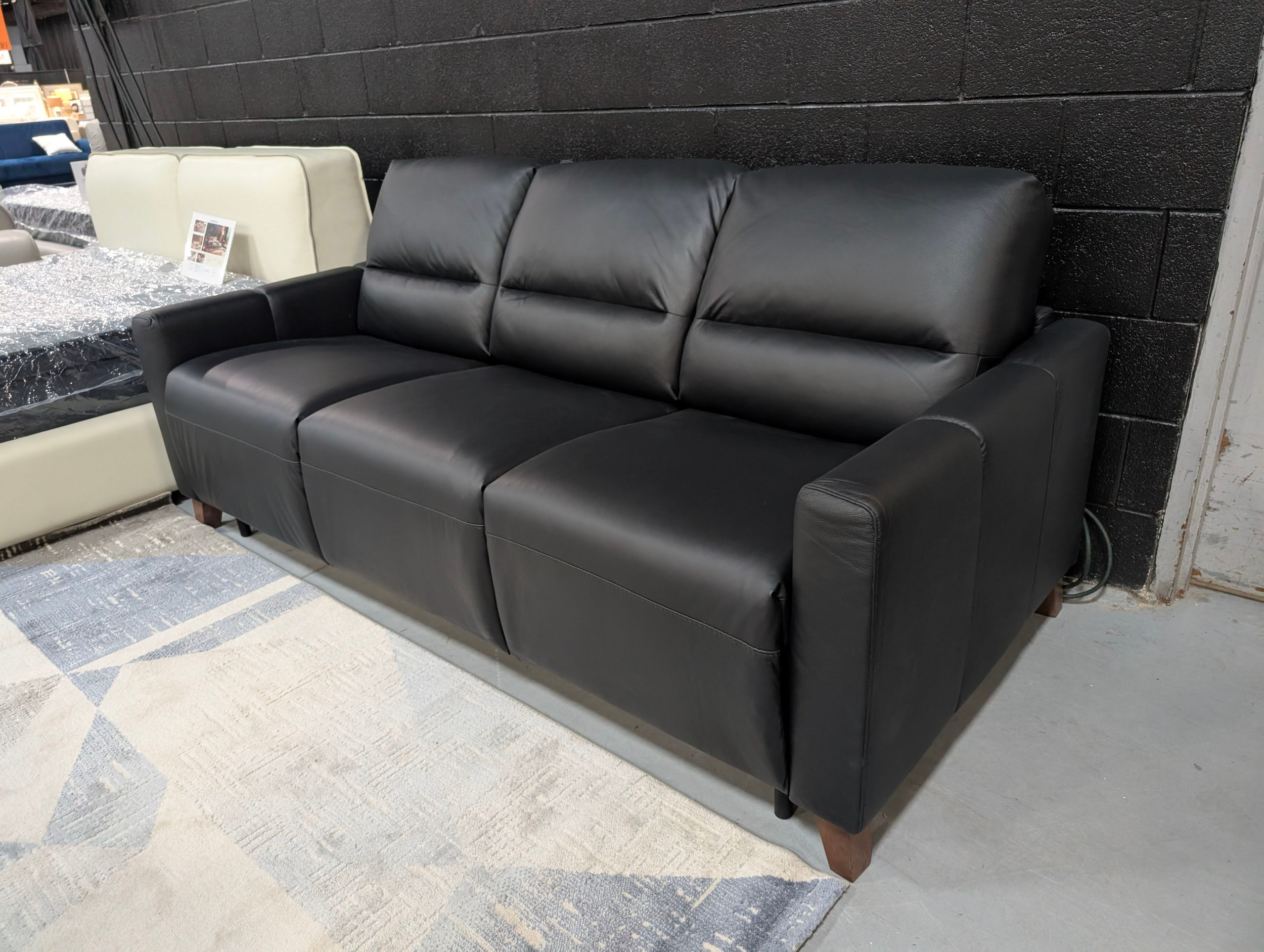 Guily Leather Queen-Sized Leather Sofabed with One-Handed Operation