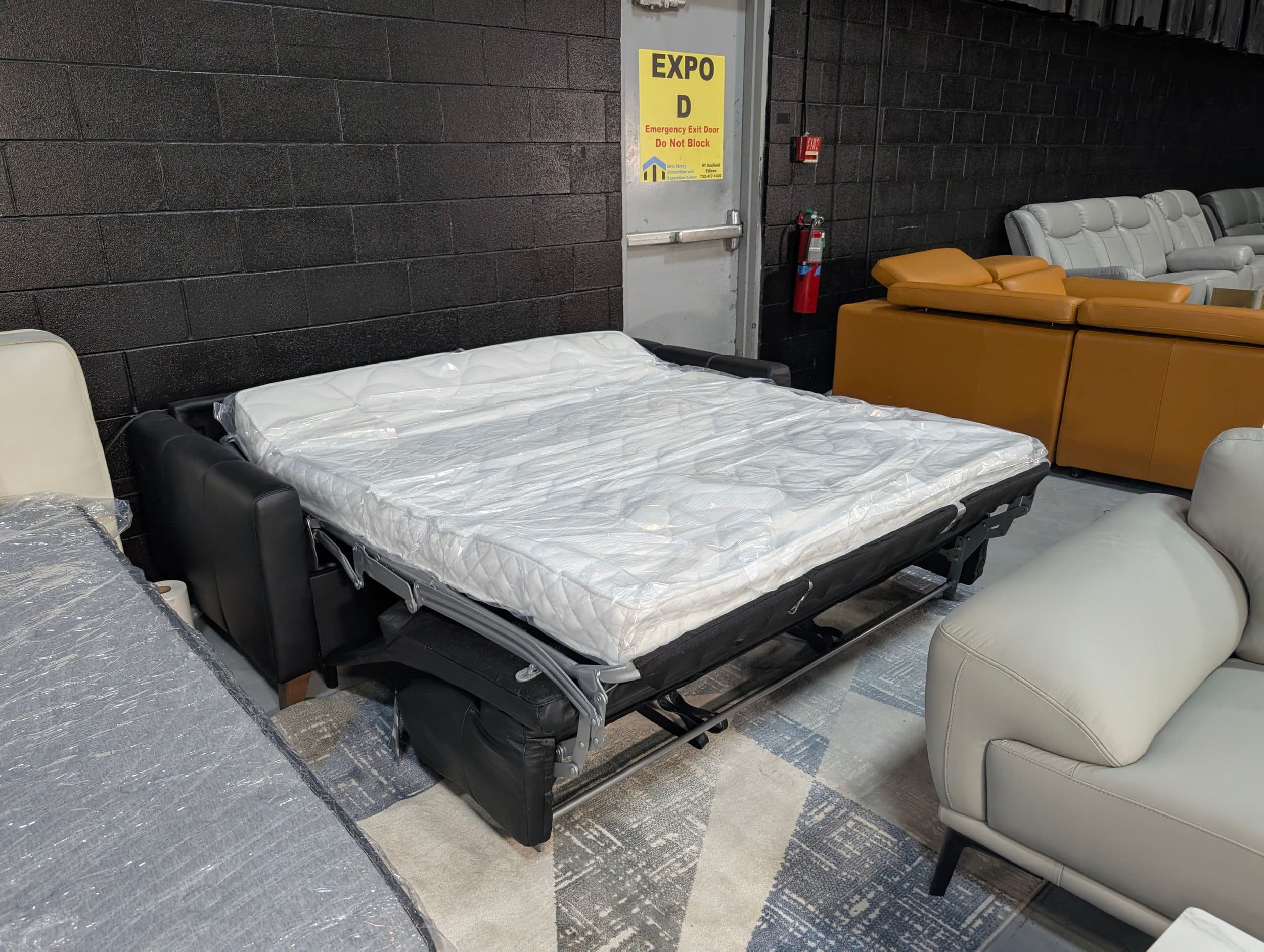 Guily Leather Queen-Sized Leather Sofabed with One-Handed Operation