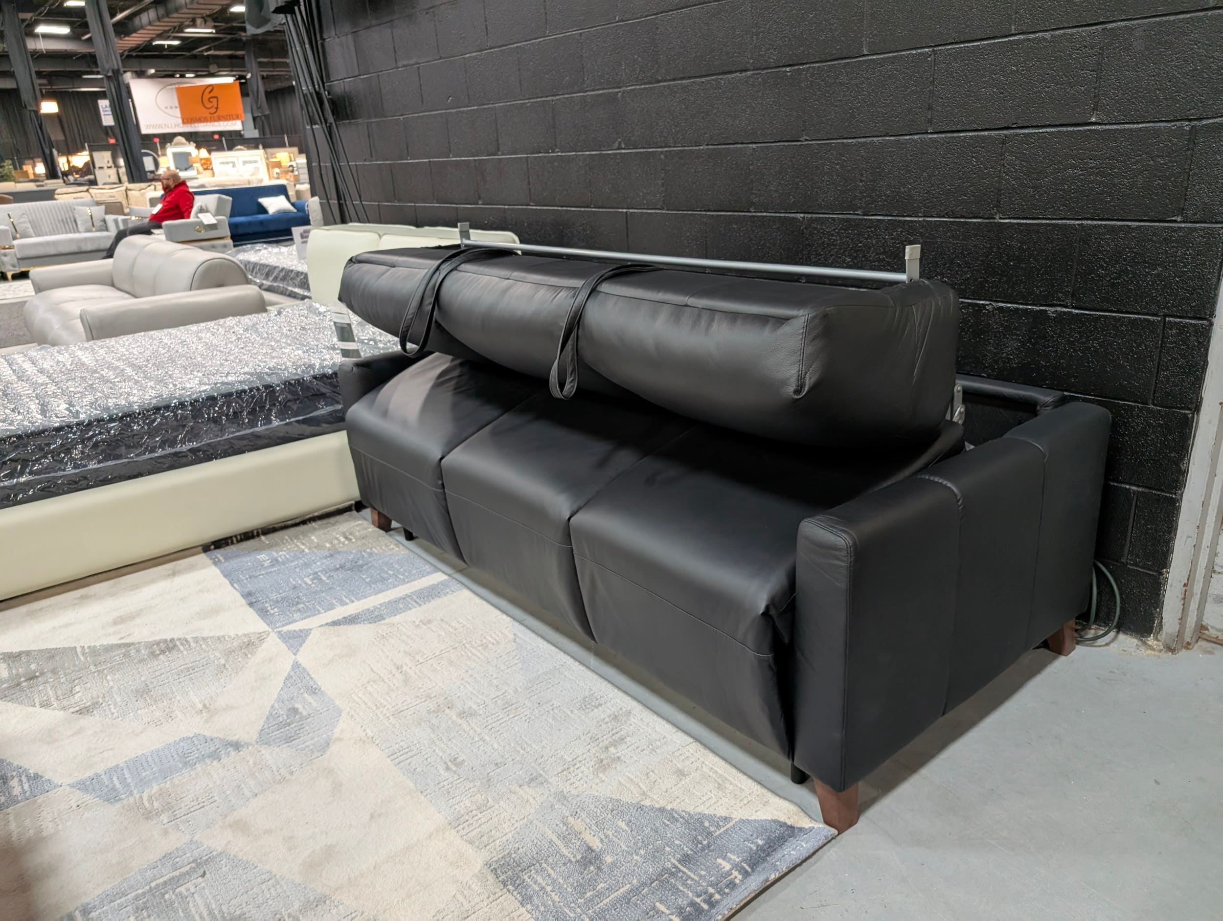 Guily Leather Queen-Sized Leather Sofabed with One-Handed Operation