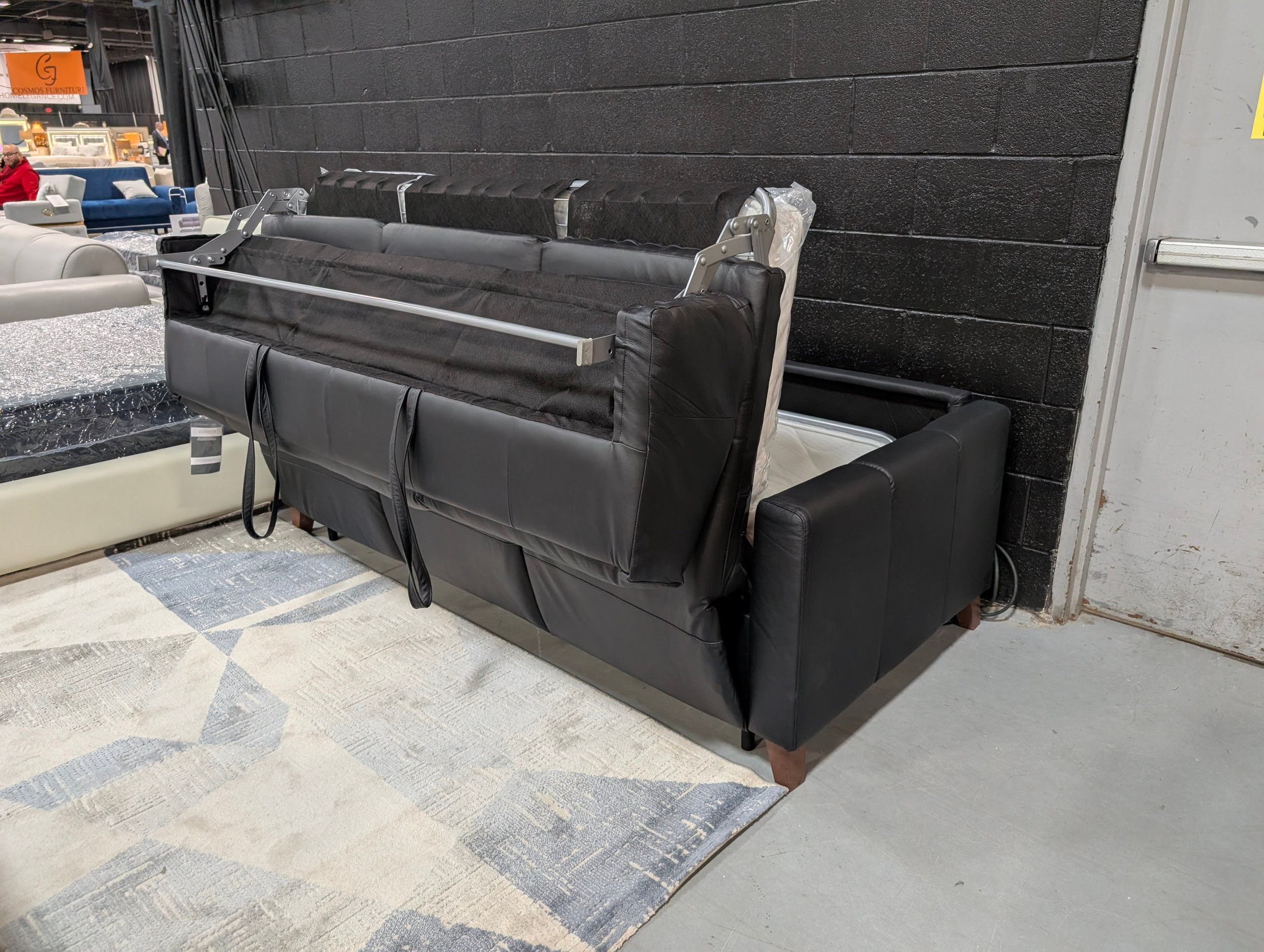 Guily Leather Queen-Sized Leather Sofabed with One-Handed Operation
