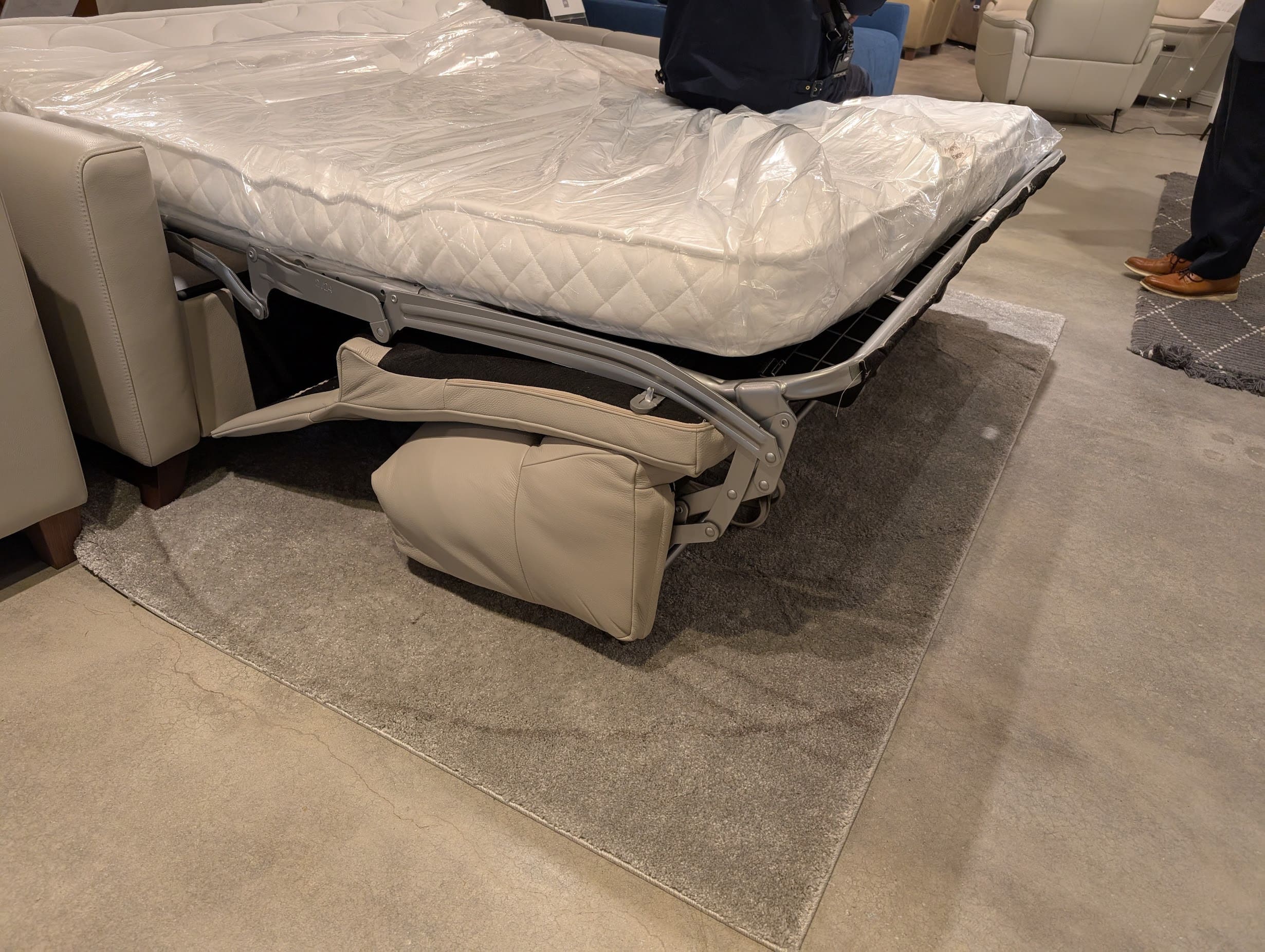 Guily Leather Queen-Sized Leather Sofabed with One-Handed Operation