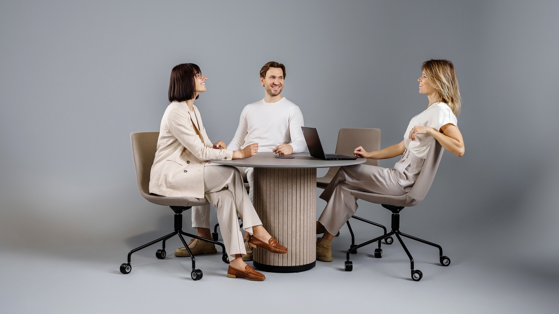 Parthos Round Meeting Table