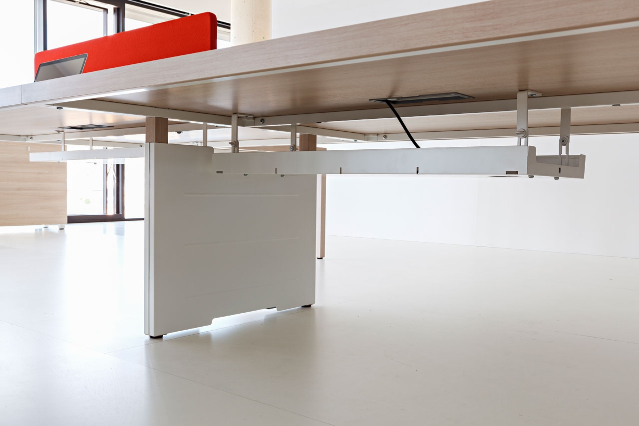Prisma Contract tables from actiu