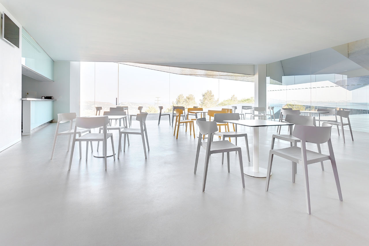 Actiu Cafeteria And meeting Wing chairs and tables