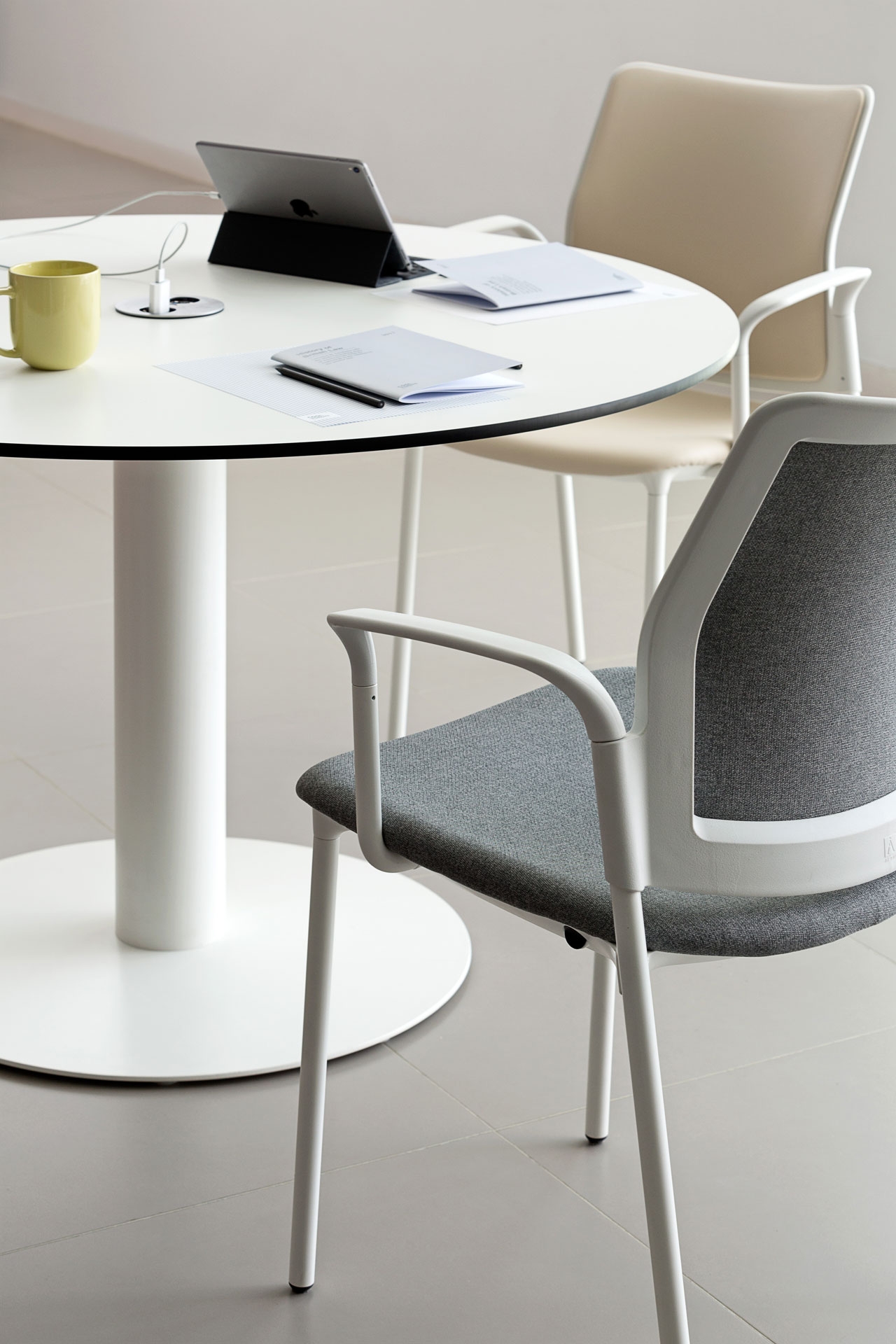 Actiu Tabula Uma Chair And Tabula Round Table