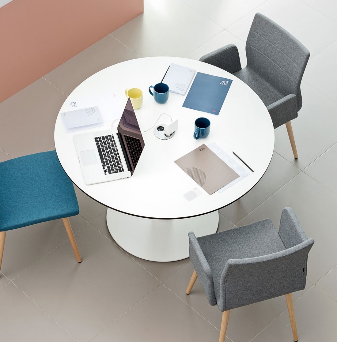 Actiu Uma Chair And Tabula Round Table