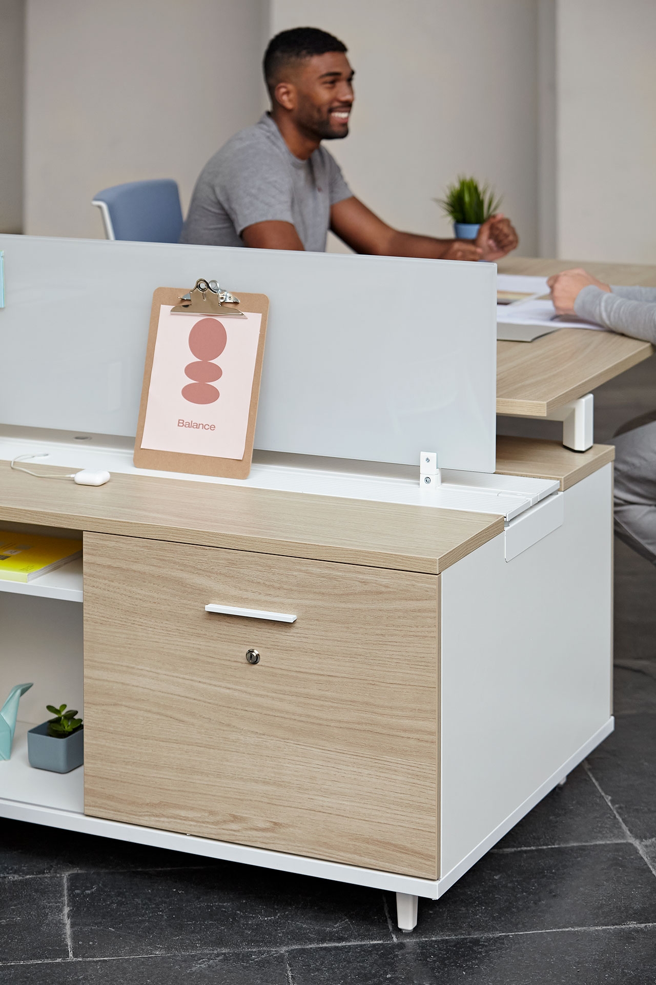 Vital Plus Spine Workspace for 2 Persons w/Storage Module, Version 2