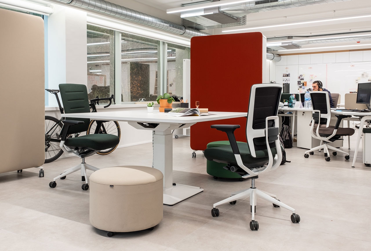 Power 300 Meeting Table