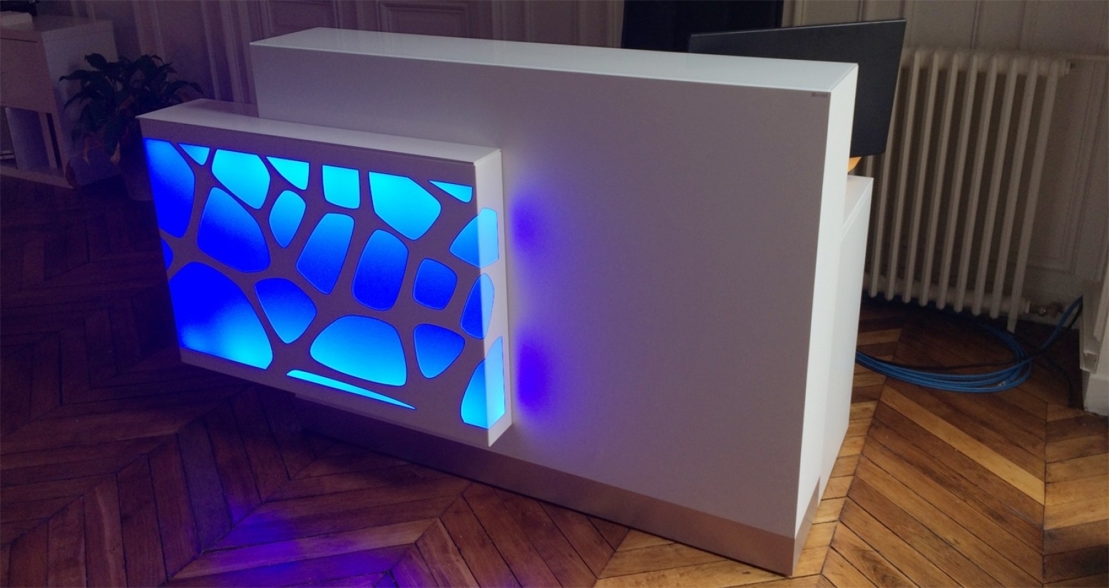 ORGANIC 1-Person Straight Reception Desk w/Right Side RGB Light Panel