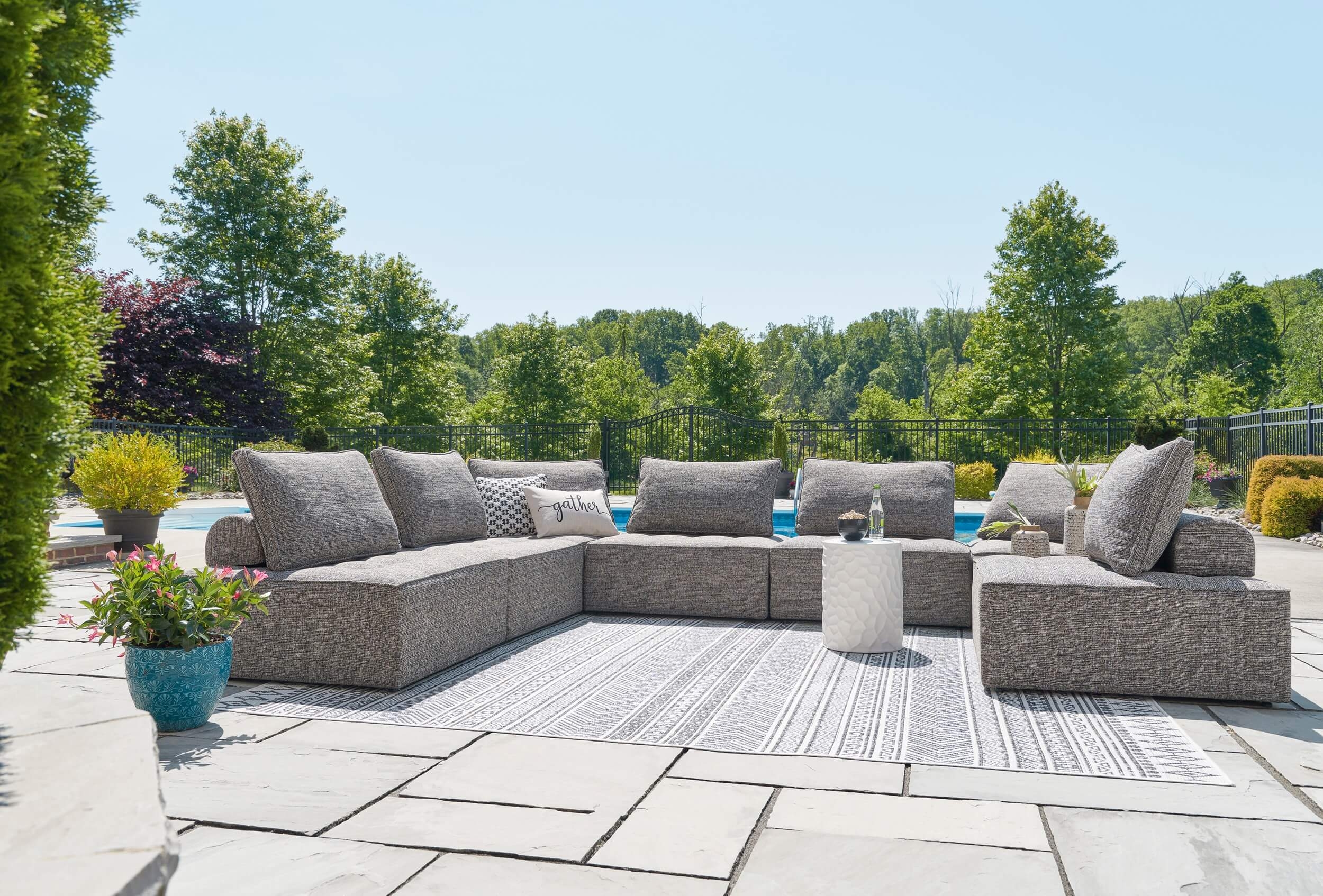 Signature Design by Ashley Outdoor Furniture Bree Zee 8-Piece Outdoor Sectional