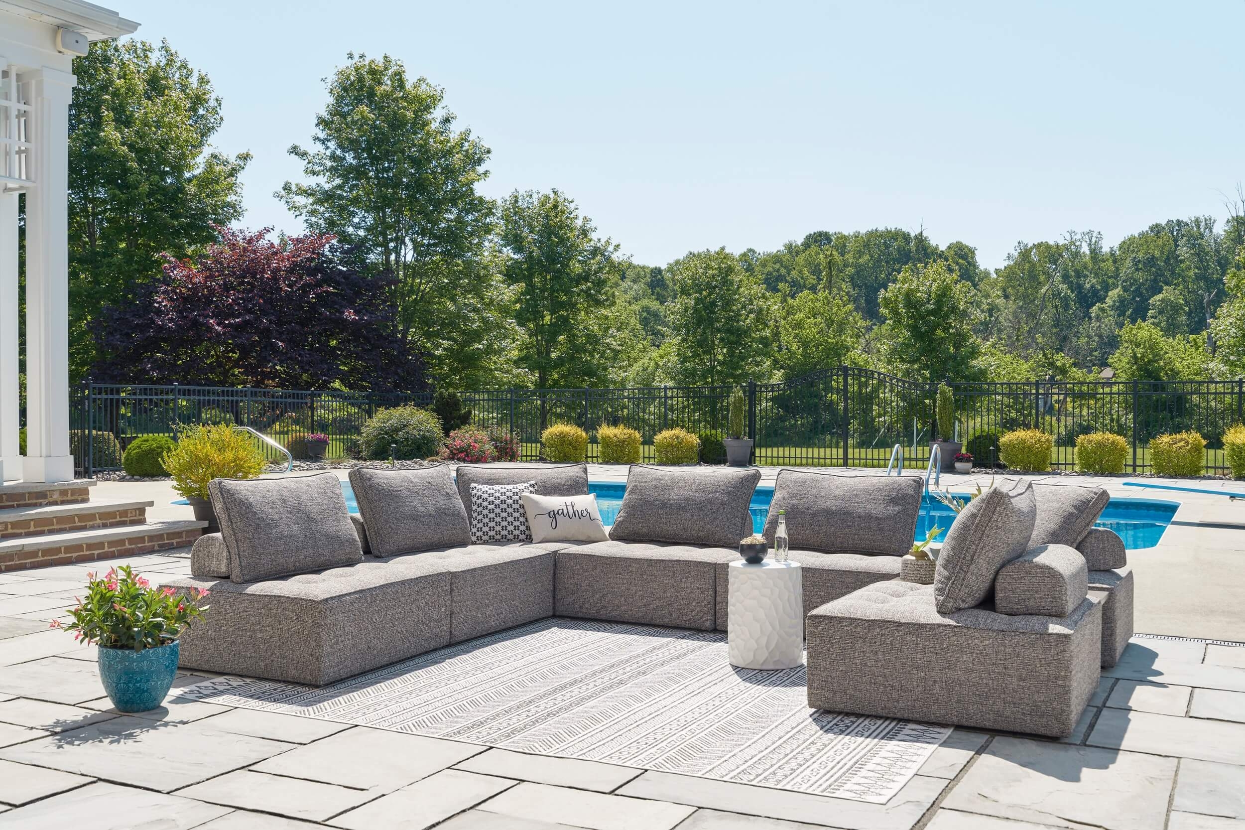 Signature Design by Ashley Outdoor Furniture Bree Zee 8-Piece Outdoor Sectional