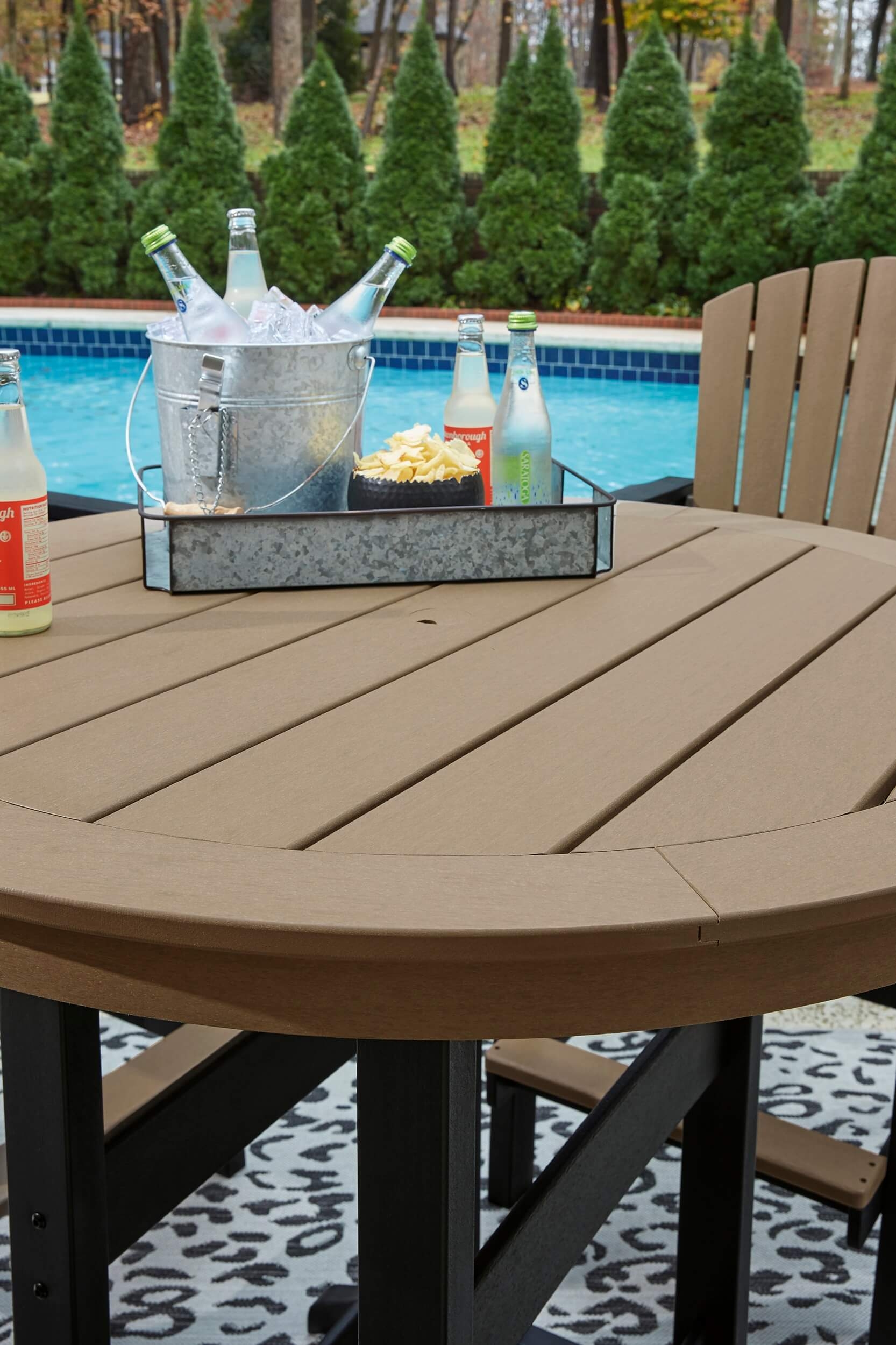 Fairen Trail Outdoor High-Density Polyethylene Round Bar Table