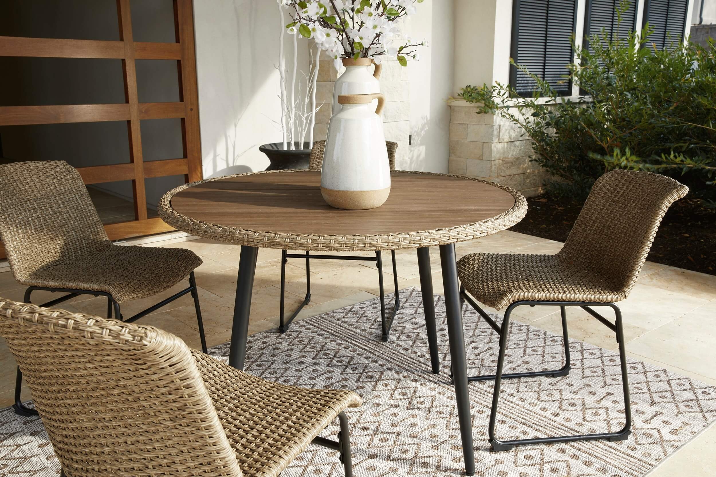 Amaris Outdoor Resin Round Dining Table