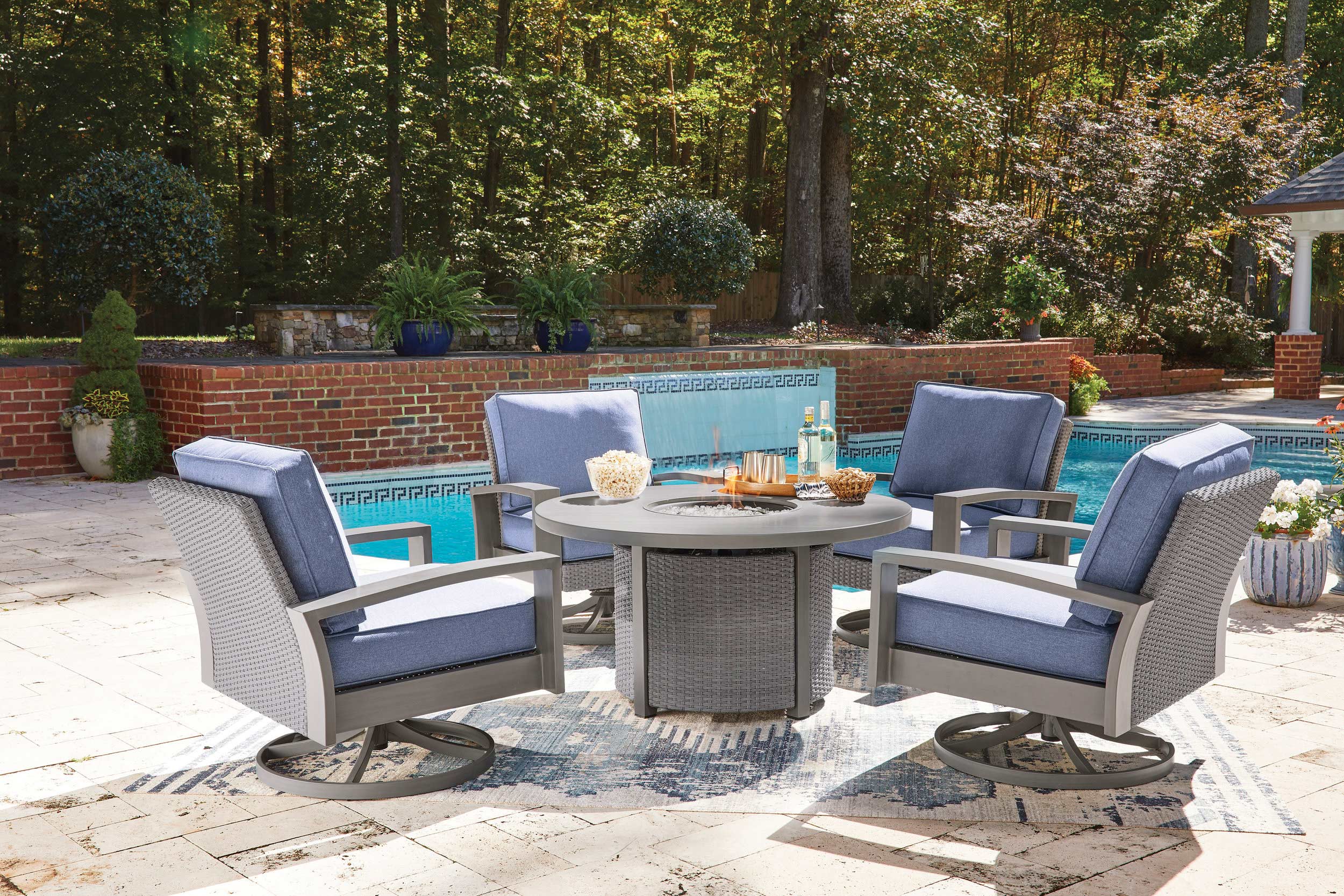 Half Moon Beach Resin Wicker/Aluminum Swivel Lounge Chair with Cushion