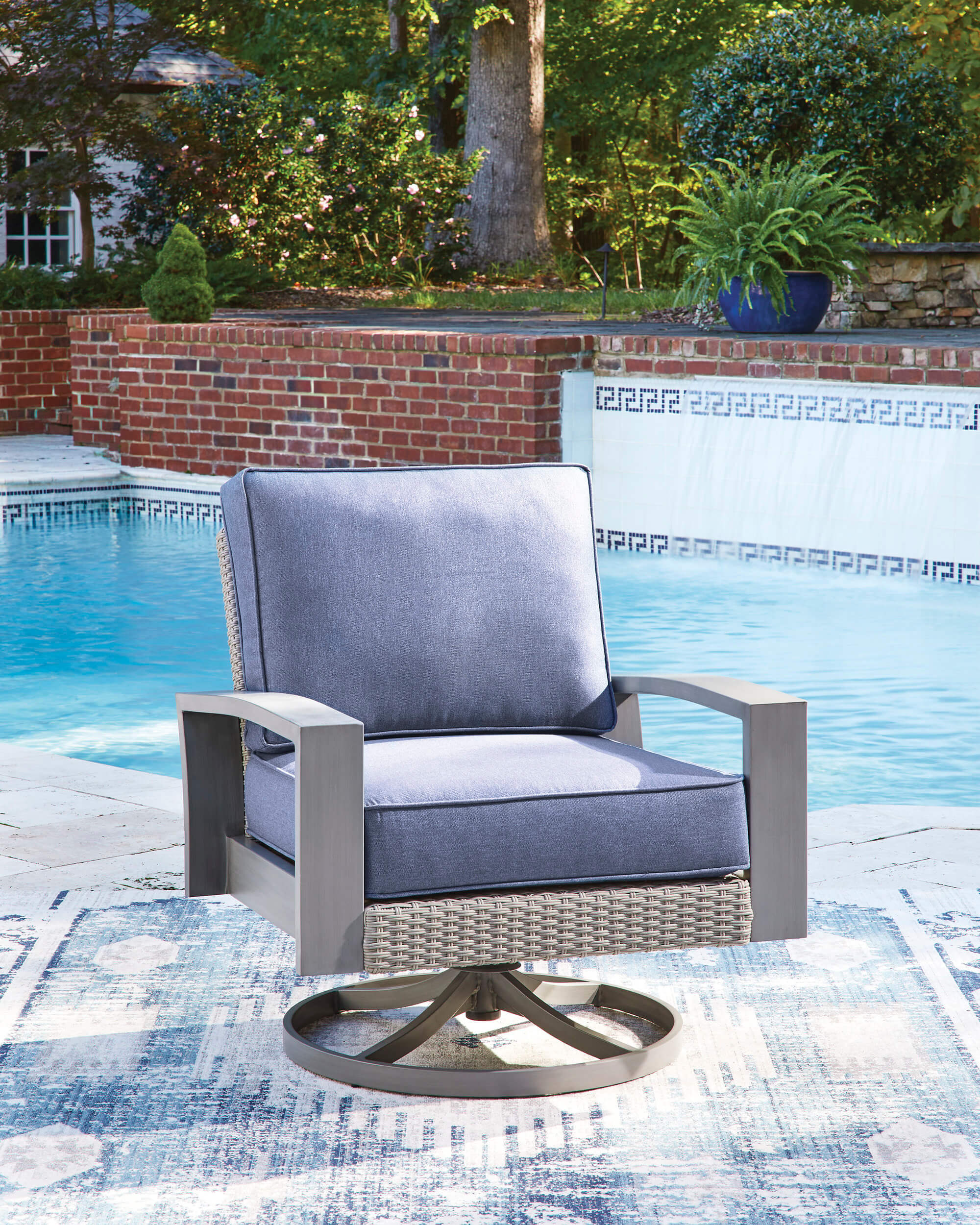 Half Moon Beach Resin Wicker/Aluminum Swivel Lounge Chair with Cushion