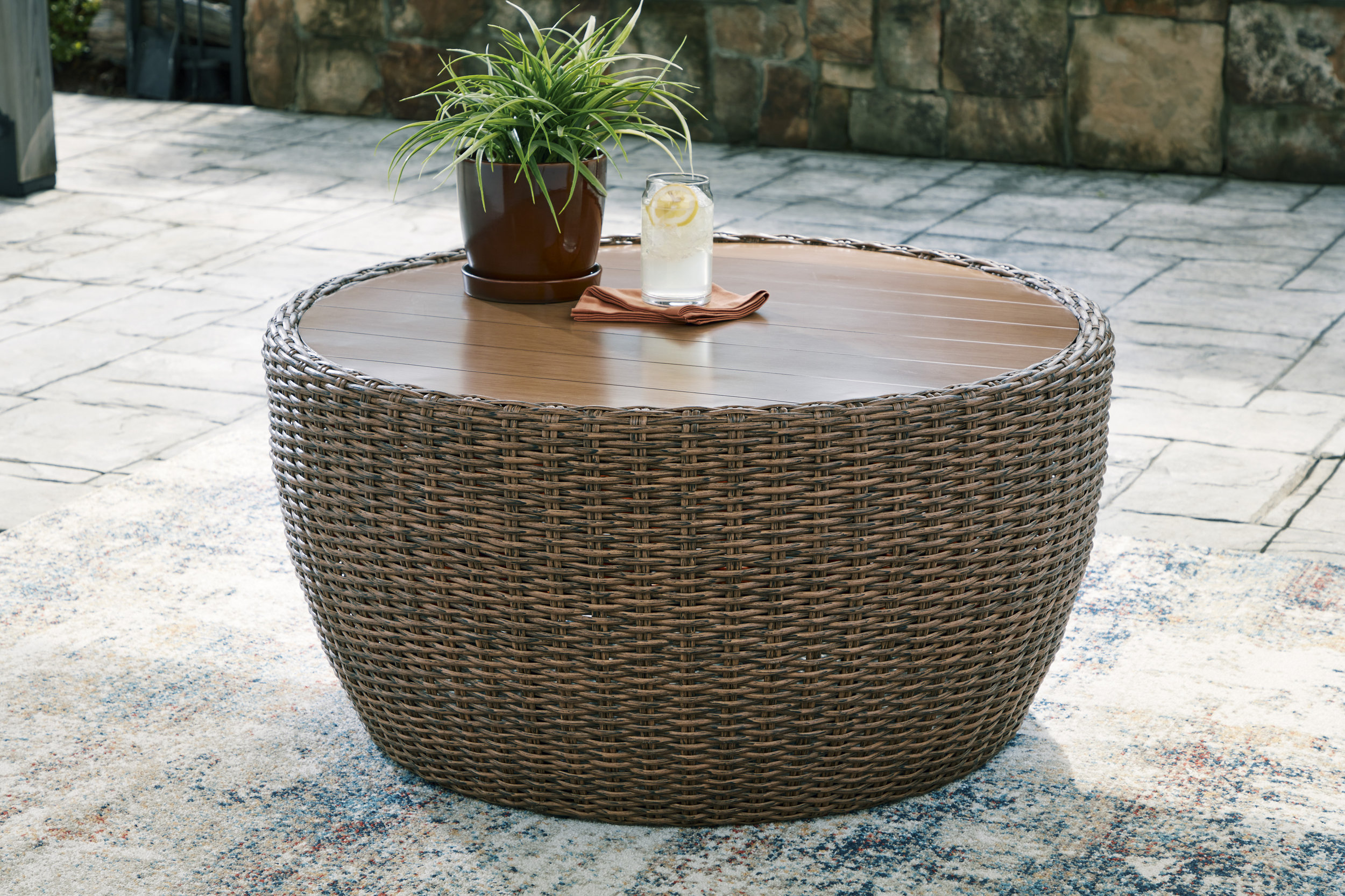 Double Point Round Woven Wicker/Aluminum Cocktail Table