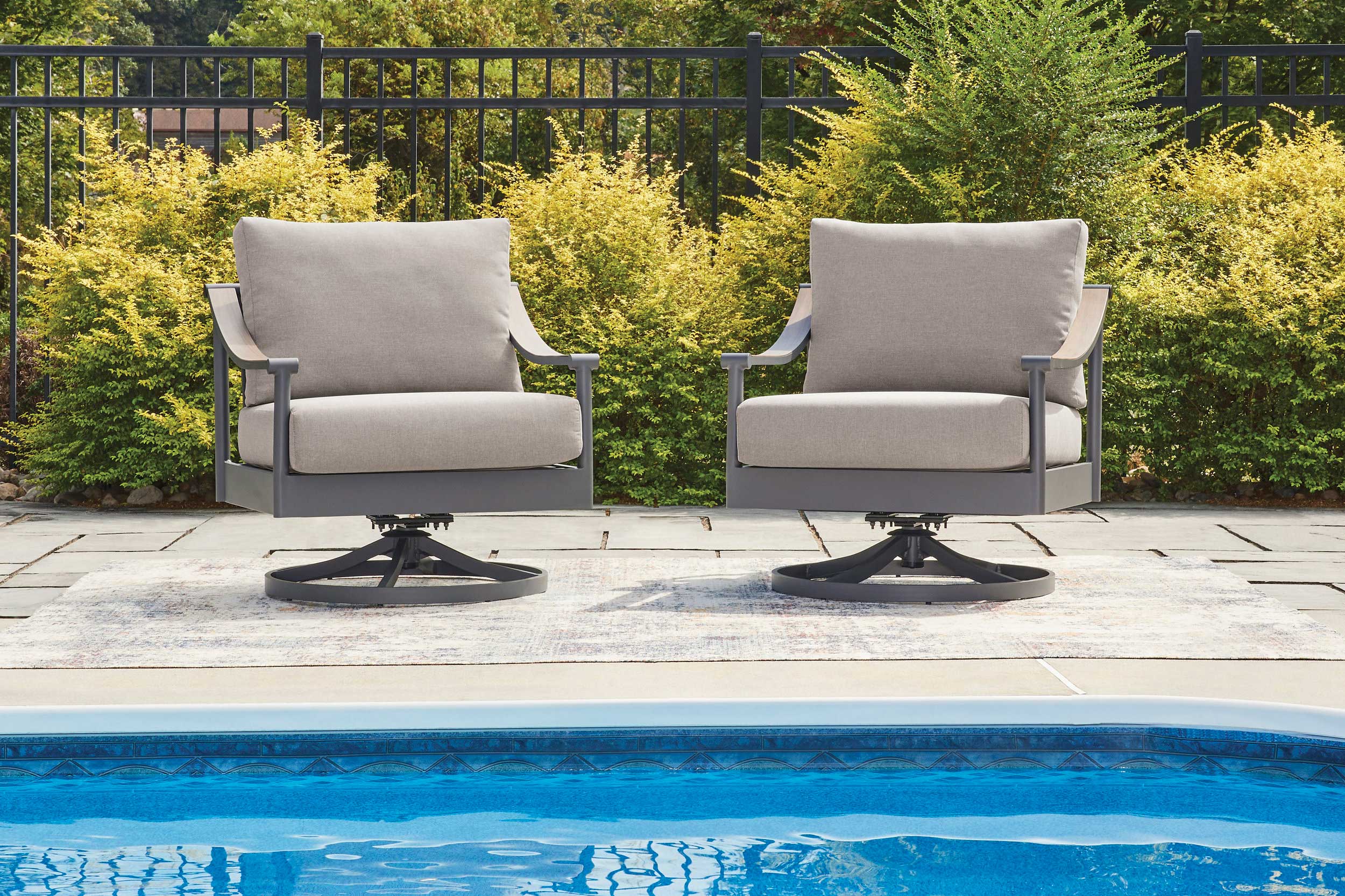 Ocean Beach Aluminum/Polyester Swivel Lounge Chair with Cushion