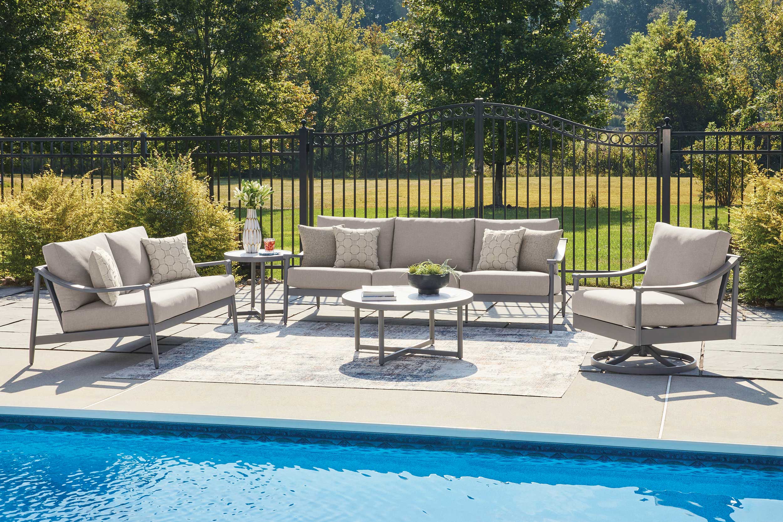 Ocean Beach Aluminum/Polyester Swivel Lounge Chair with Cushion