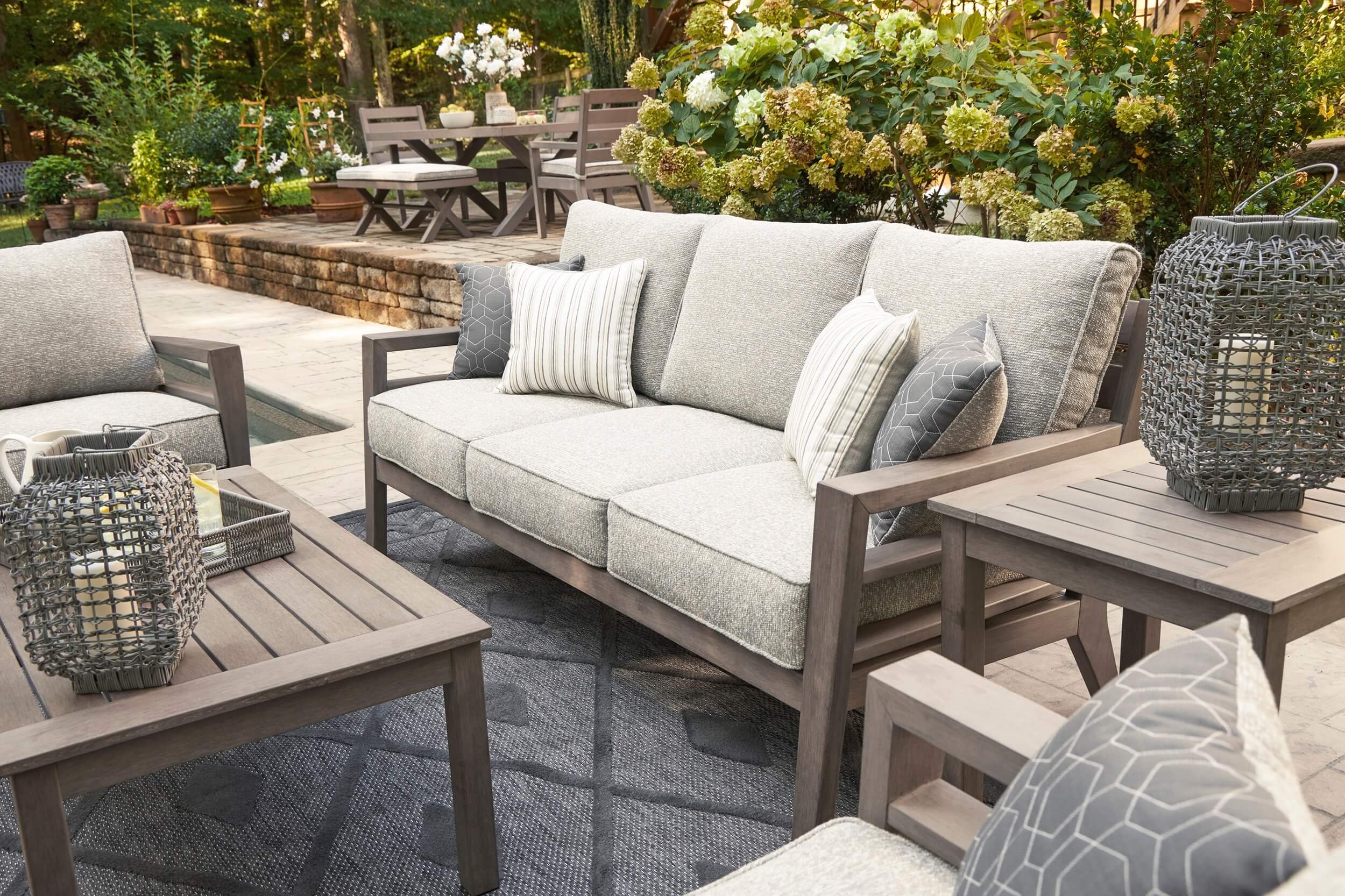 Hillside Barn Outdoor Nuvella Fabric/Weatherwood Sofa w/4 Pillows