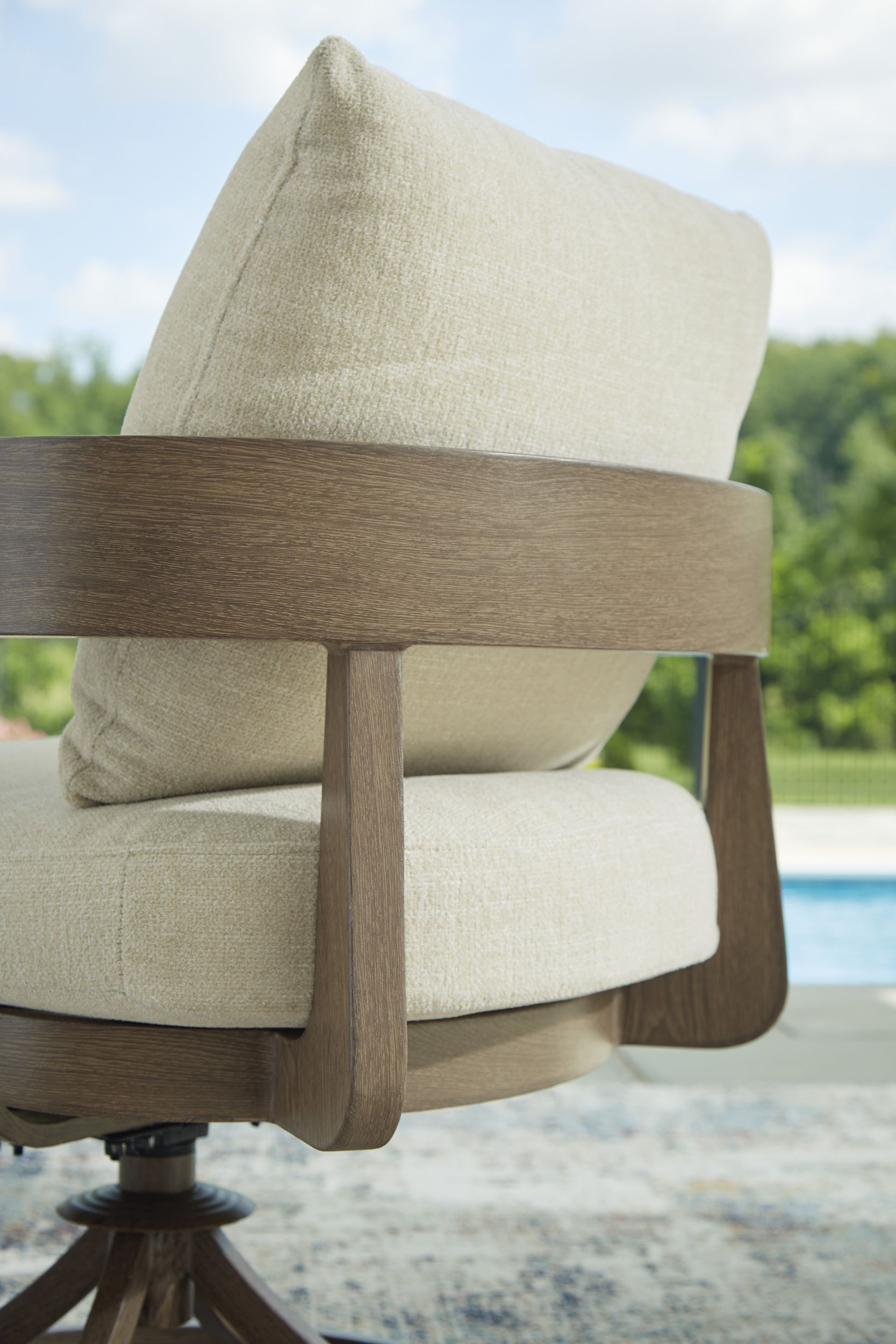 Serene Bay 2-Piece Aluminum Swivel Chair with Cushion