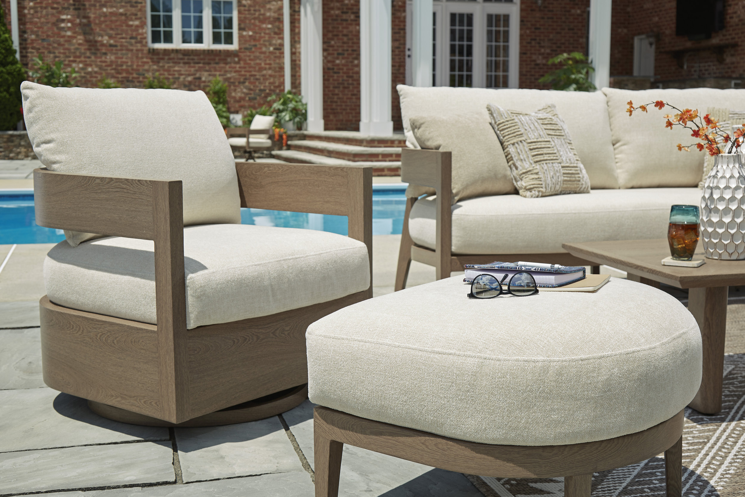 Serene Bay Aluminum/Polyester Swivel Glider Chair with Cushion