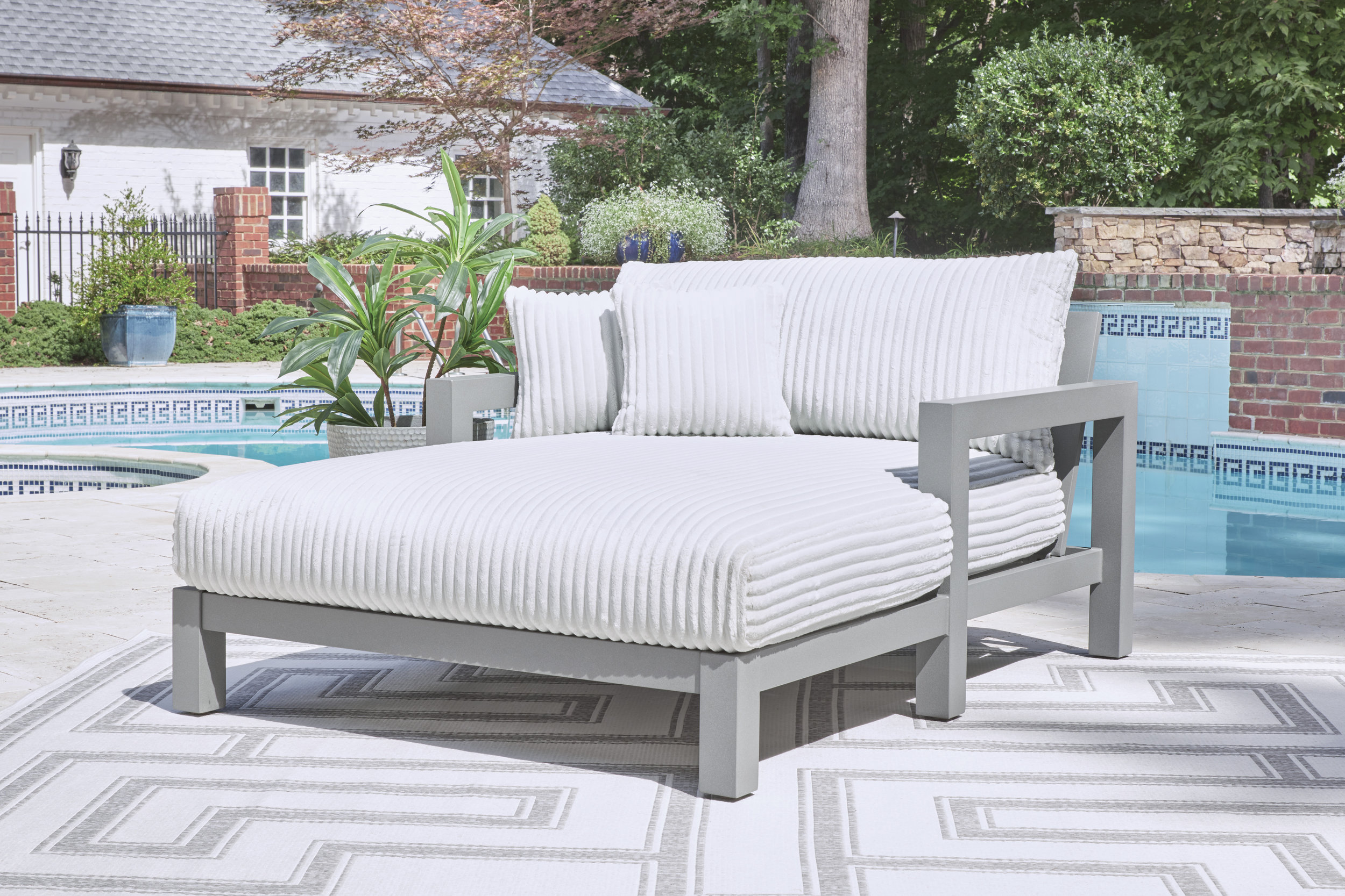 Hurley Park Aluminum/Polyester Patio Set