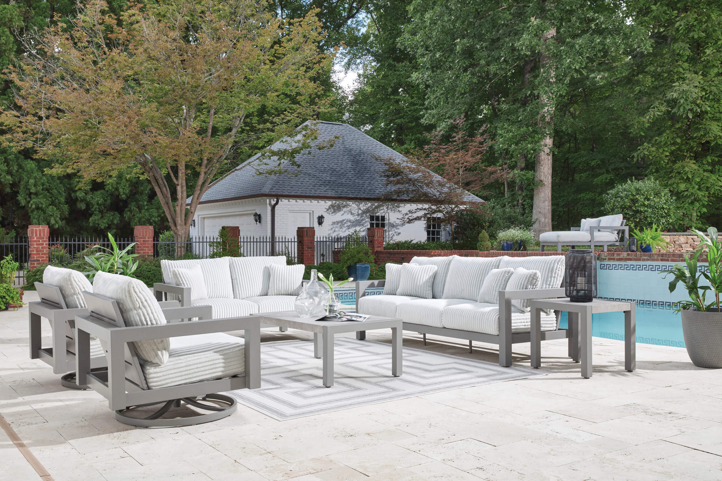 Hurley Park Aluminum/Polyester Patio Set