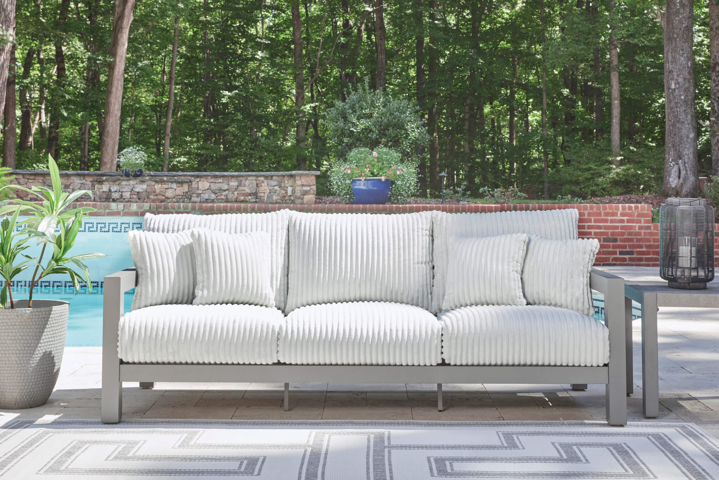 Hurley Park Aluminum/Polyester Patio Set