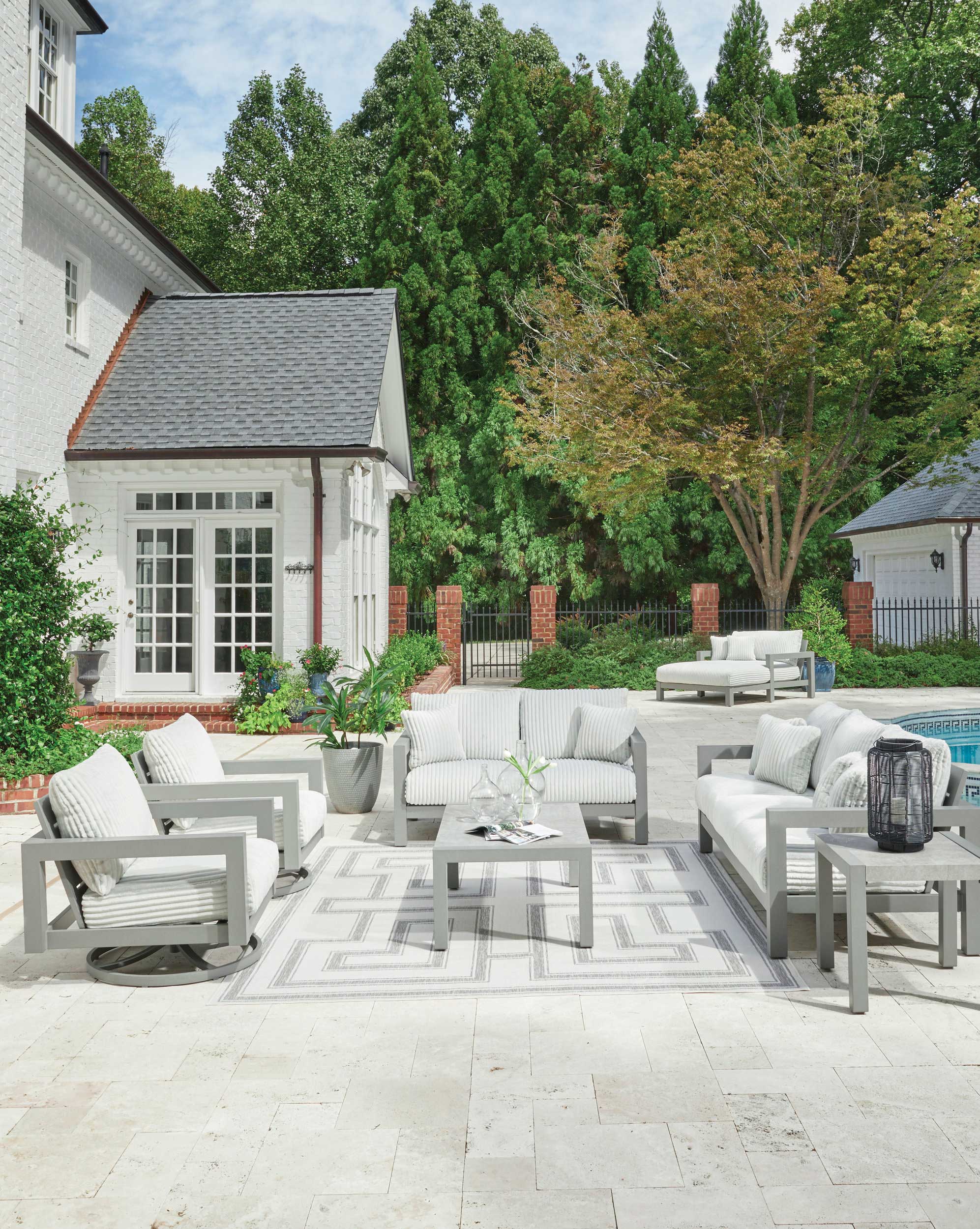 Hurley Park Aluminum/Polyester Patio Set