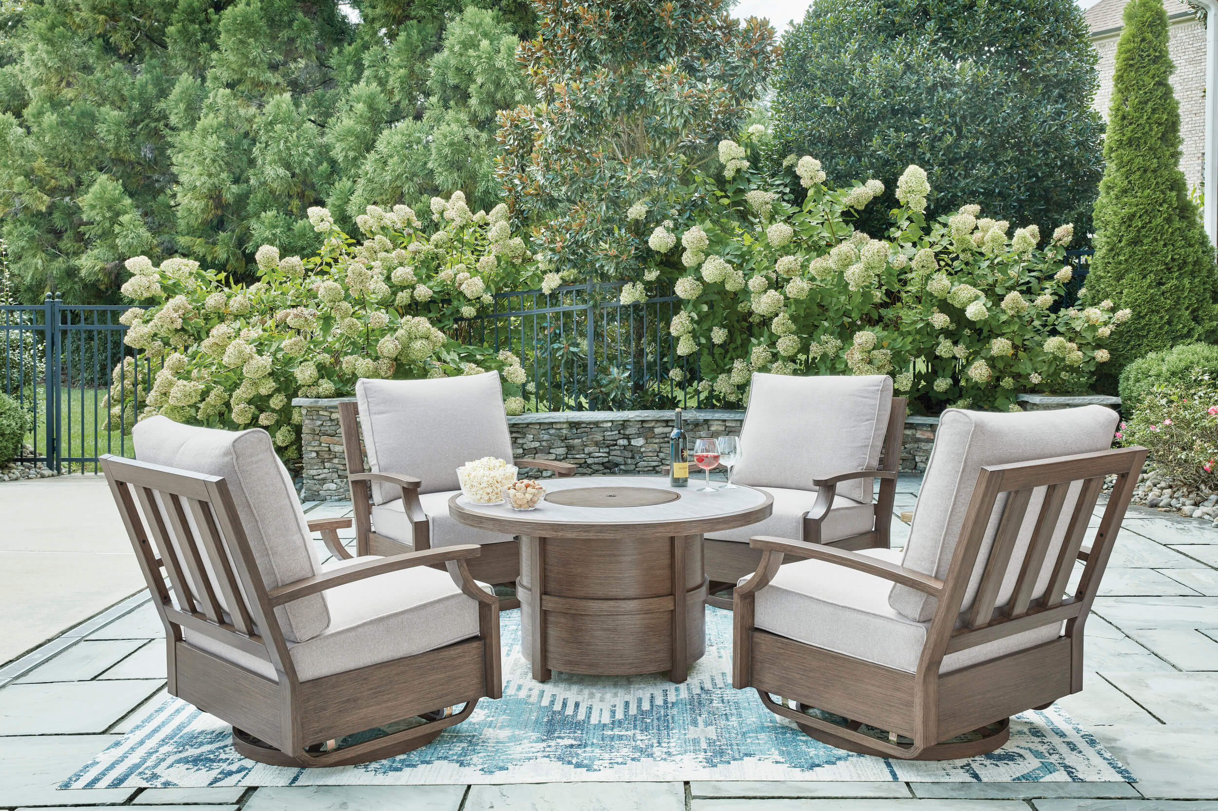 Rainier Ranch Aluminum/Polyester Swivel Glider Chair with Cushion
