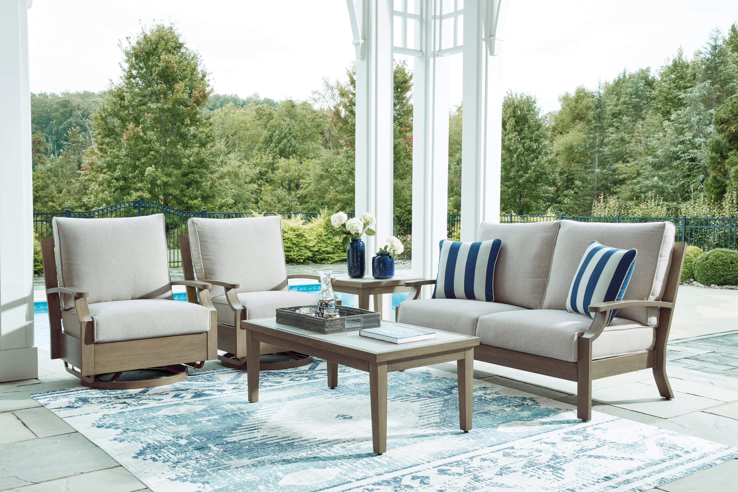 Rainier Ranch Aluminum/Polyester Loveseat with Cushion
