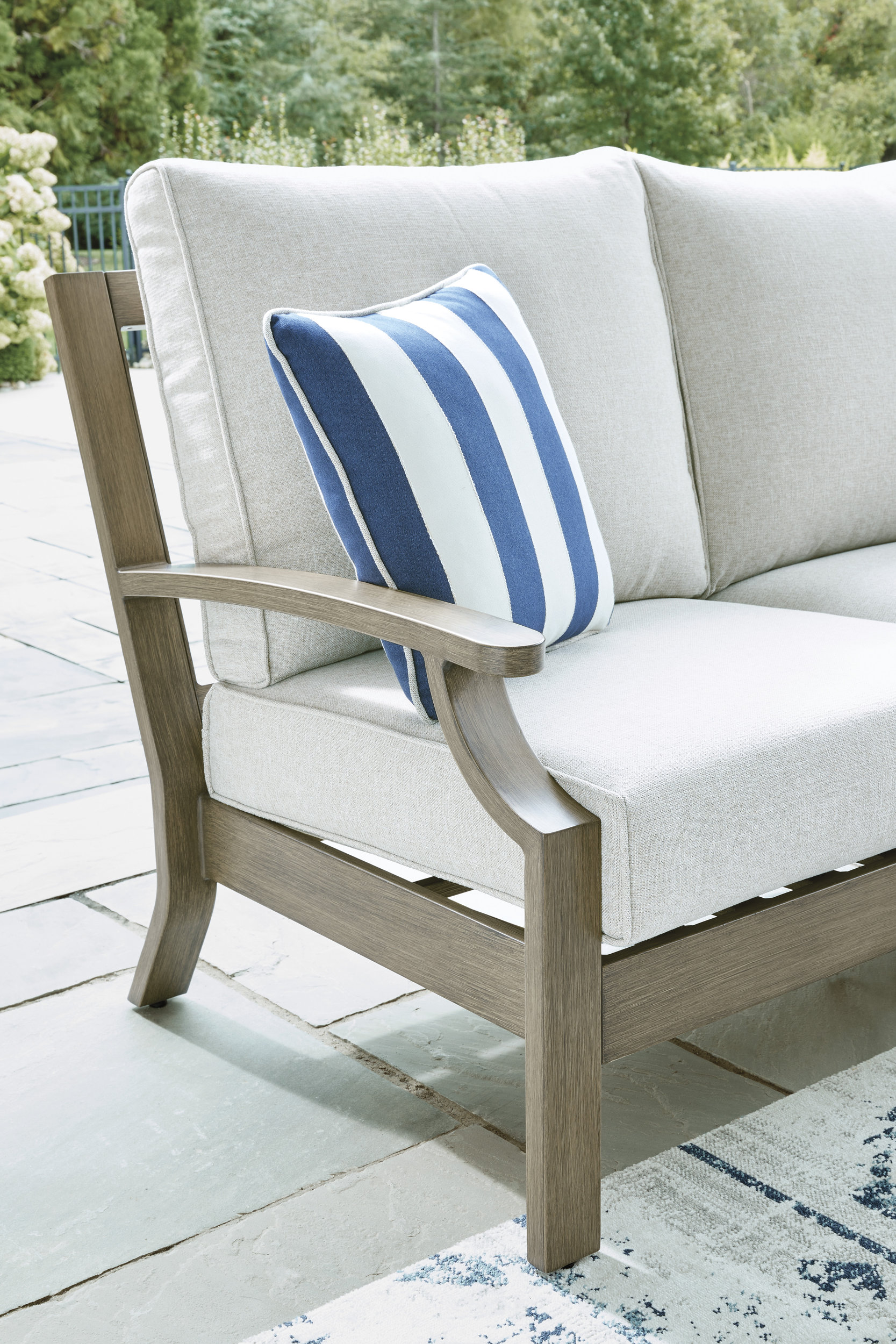 Rainier Ranch Aluminum/Polyester Loveseat with Cushion