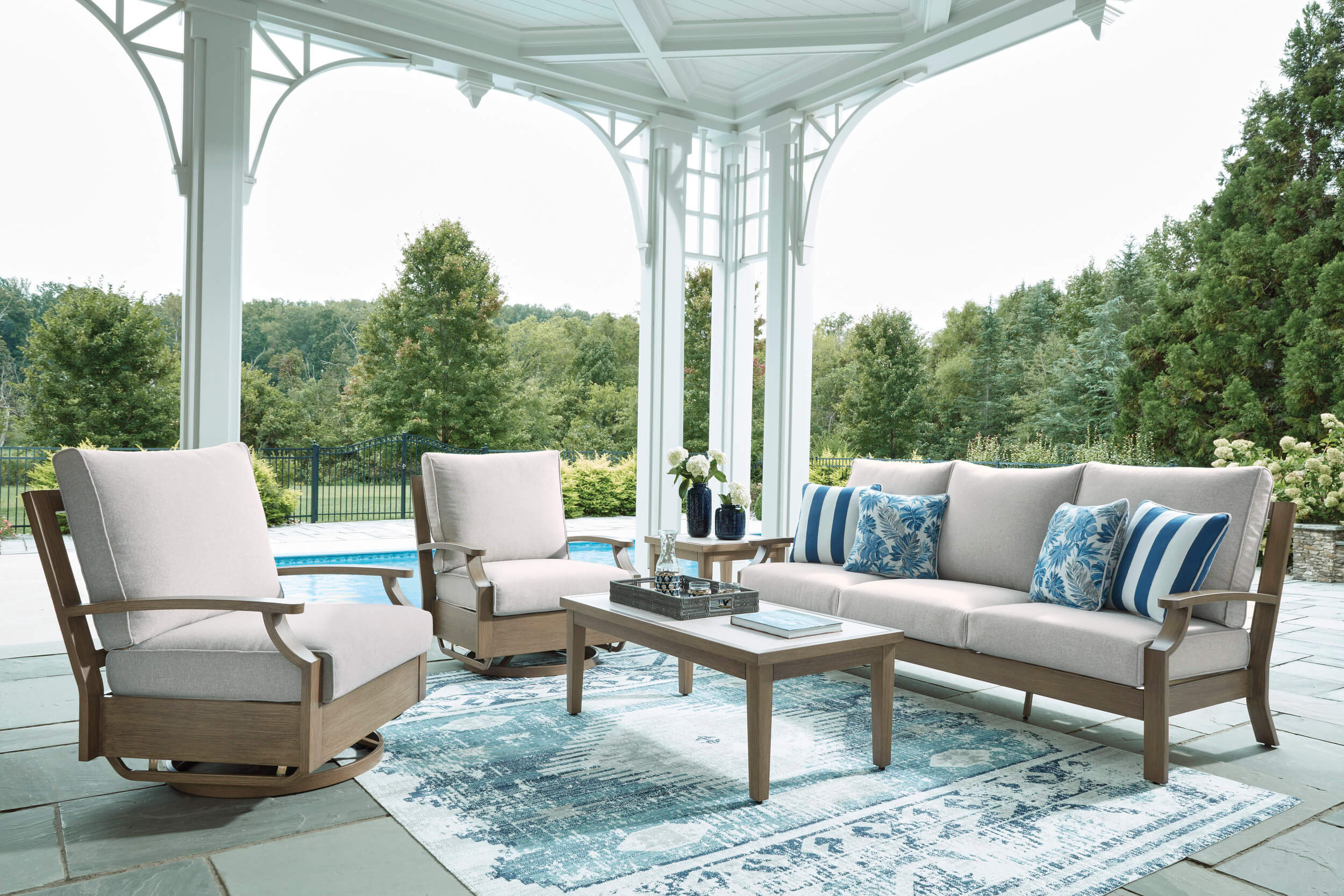 Rainier Ranch Aluminum/Polyester Sofa with Cushion
