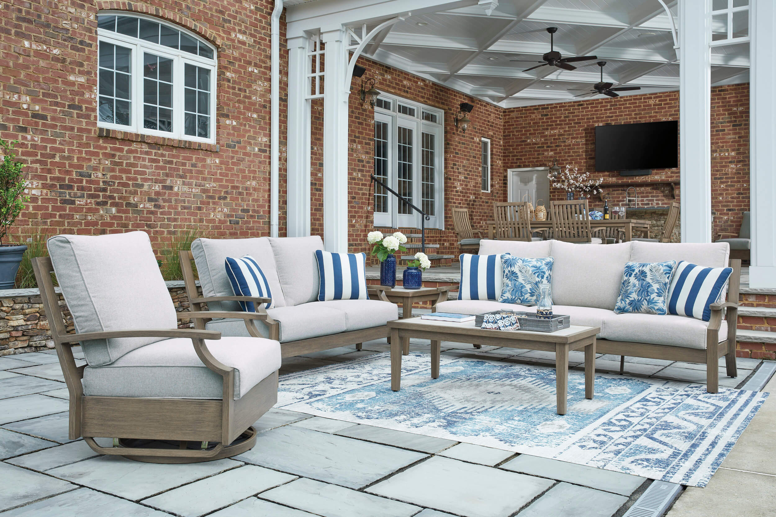 Rainier Ranch Aluminum/Polyester Loveseat with Cushion