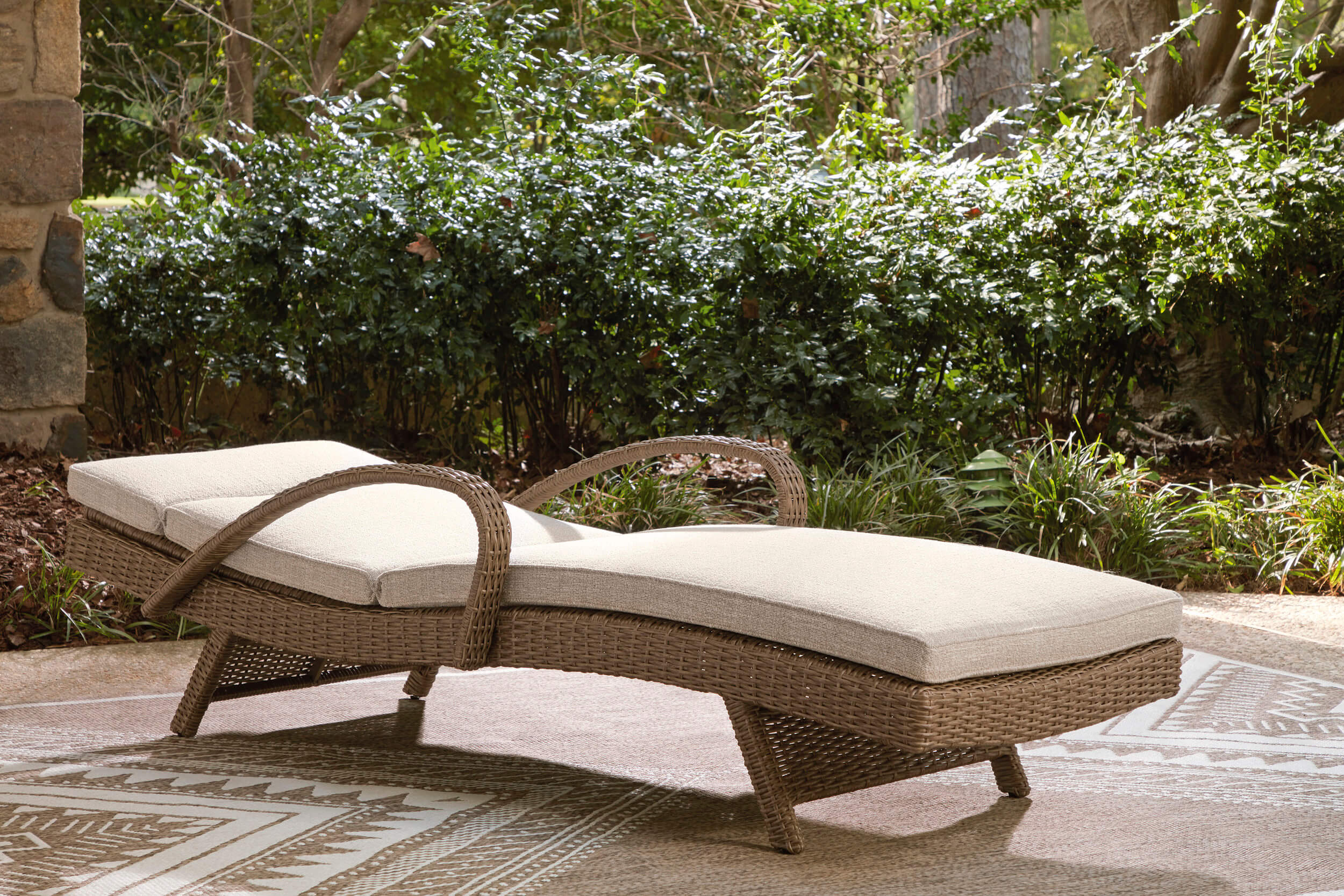 Laguna Heights Resin Wicker/Aluminum Chaise Lounge with Cushion