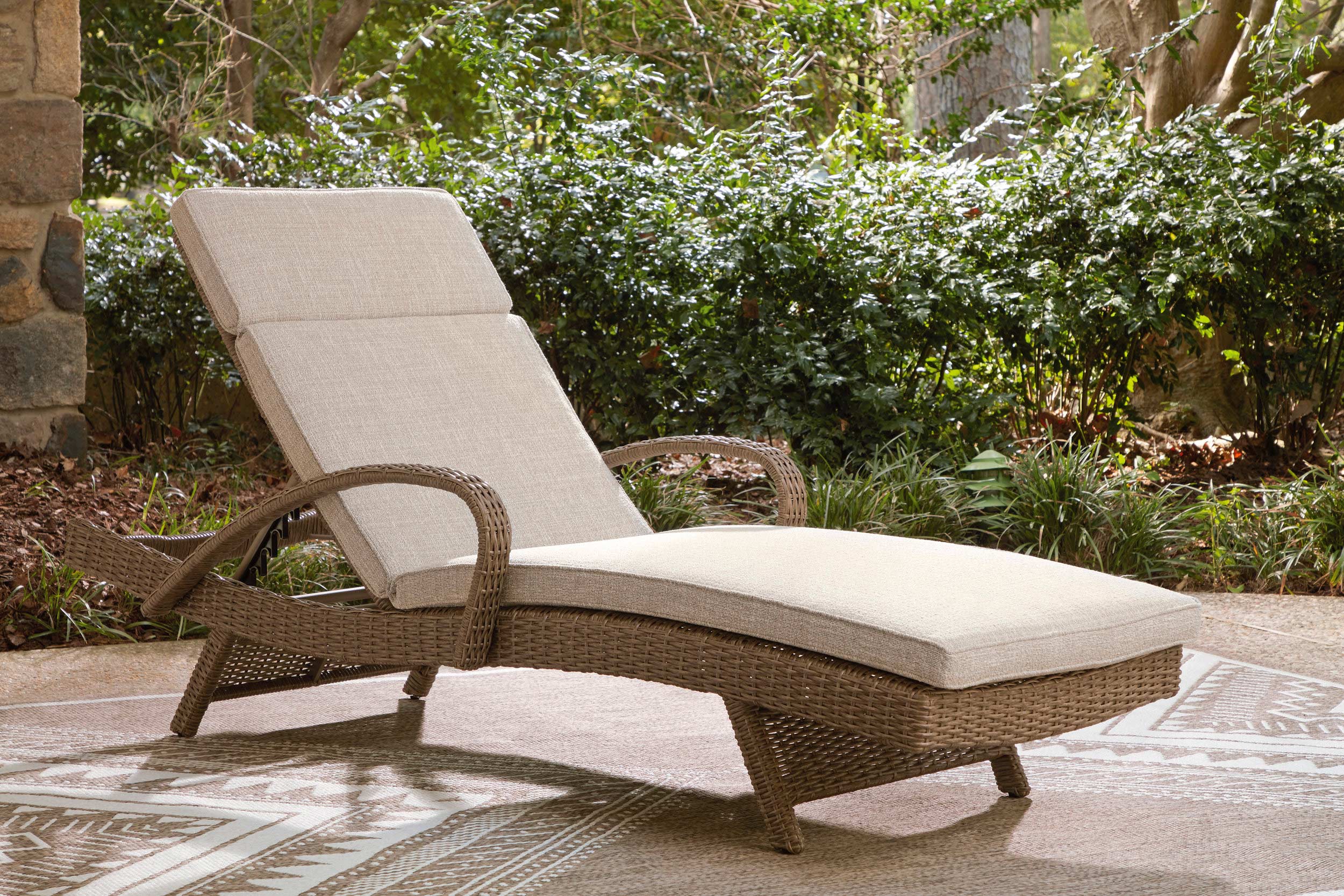 Laguna Heights Resin Wicker/Aluminum Chaise Lounge with Cushion