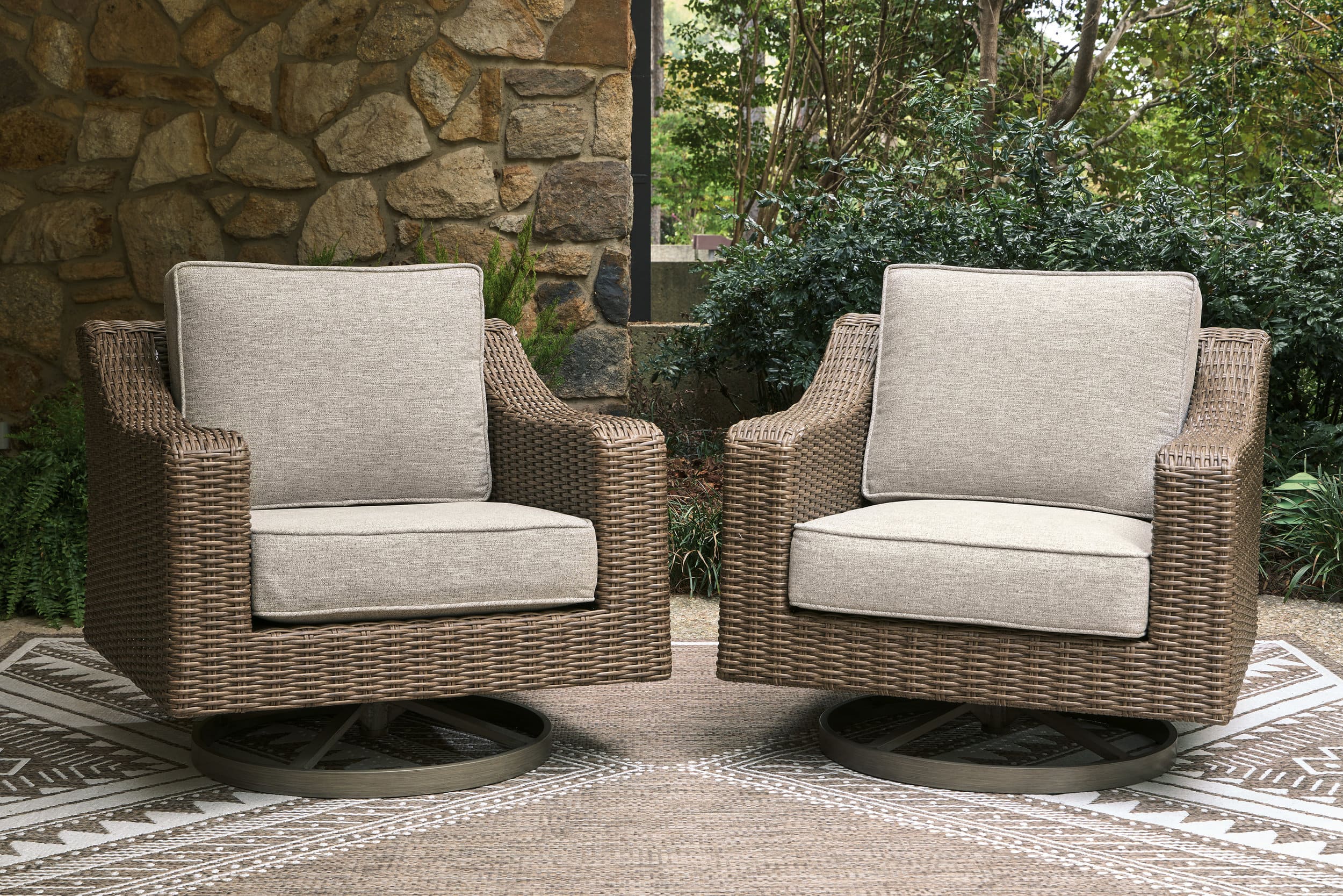 Laguna Heights Resin Wicker/Aluminum Swivel Lounge Chair with Cushion