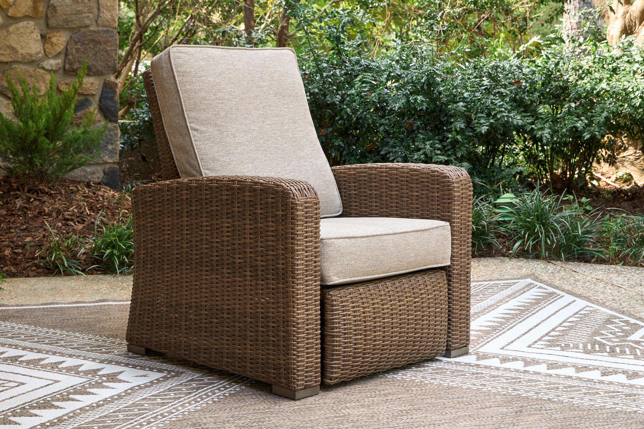 Laguna Heights Resin Wicker/Aluminum Recliner with Cushion