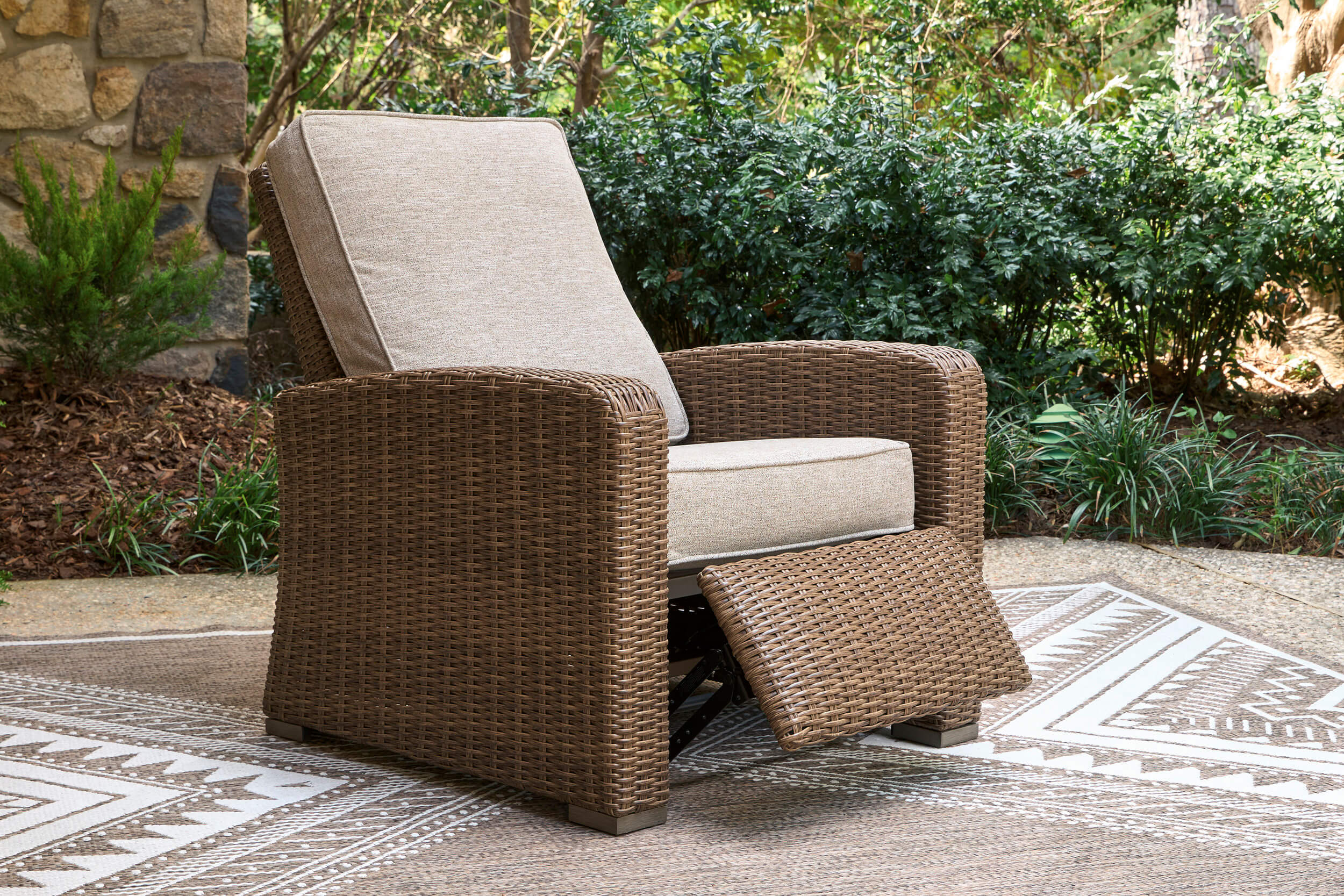 Laguna Heights Resin Wicker/Aluminum Recliner with Cushion