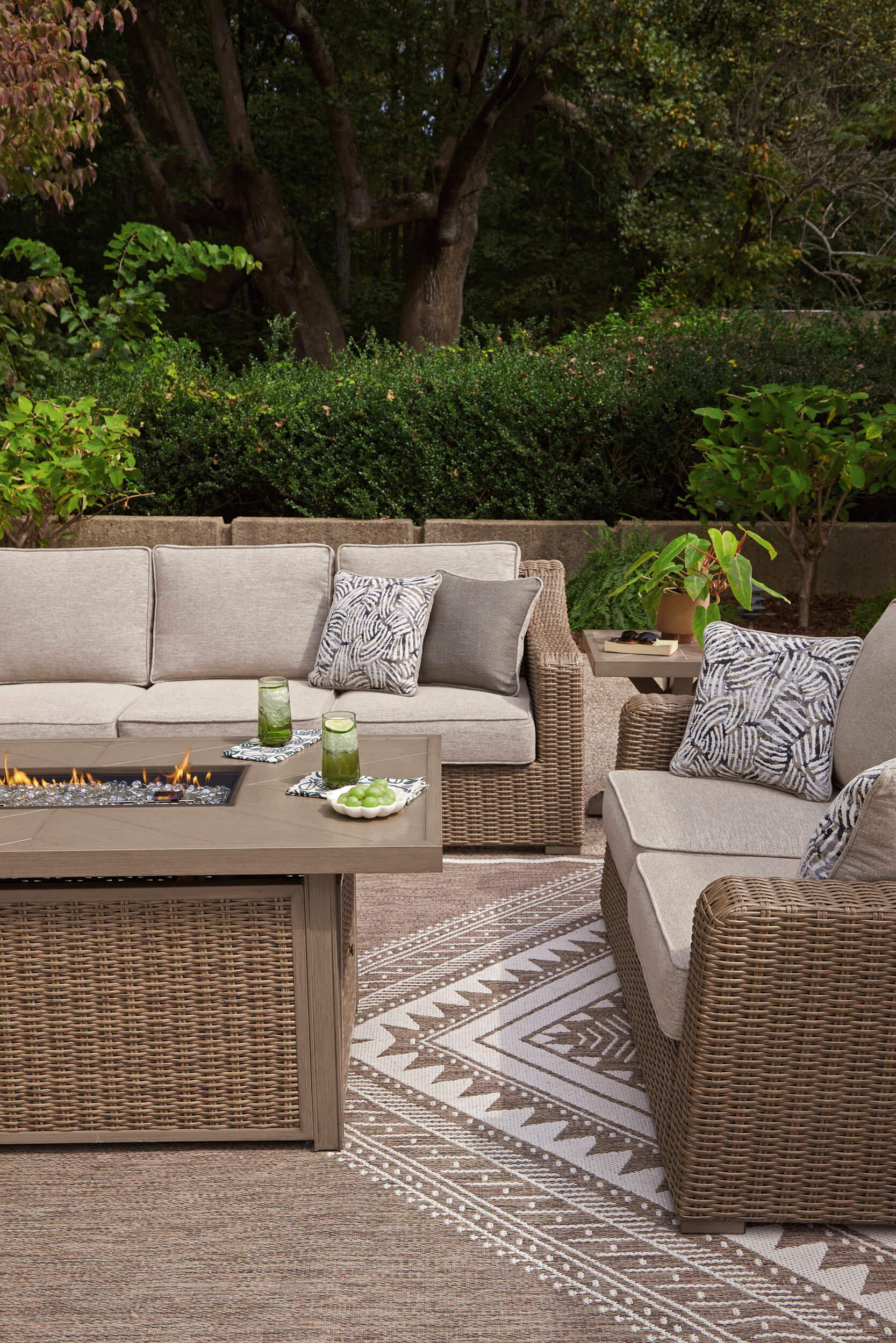 Laguna Heights Resin Wicker/Aluminum Sofa with Cushion