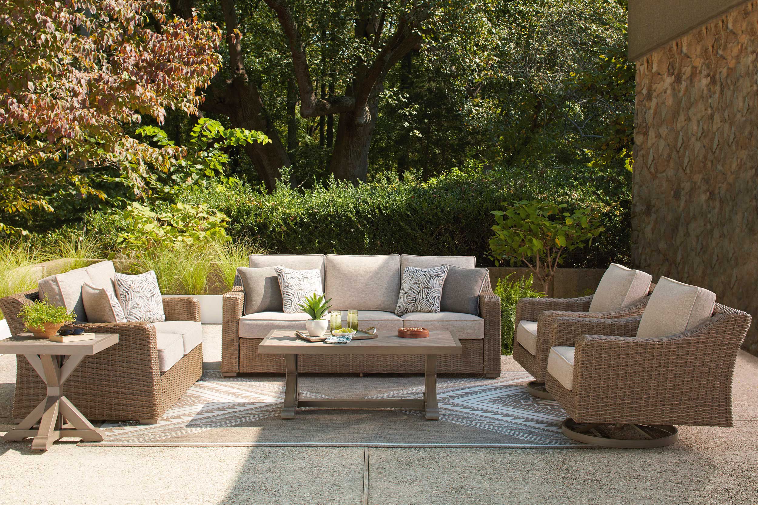 Laguna Heights Resin Wicker/Aluminum Swivel Lounge Chair with Cushion