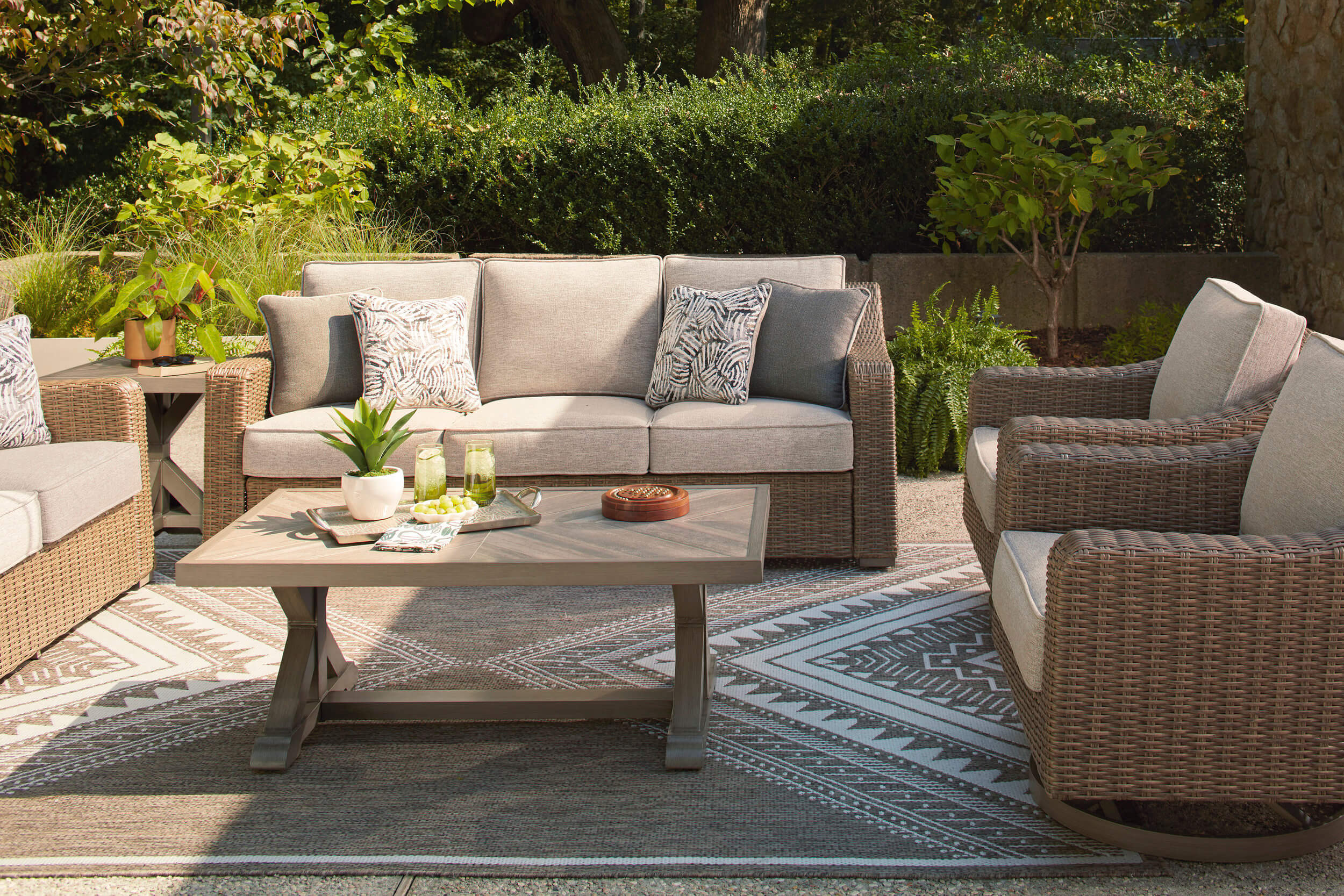 Laguna Heights Resin Wicker/Aluminum Sofa with Cushion