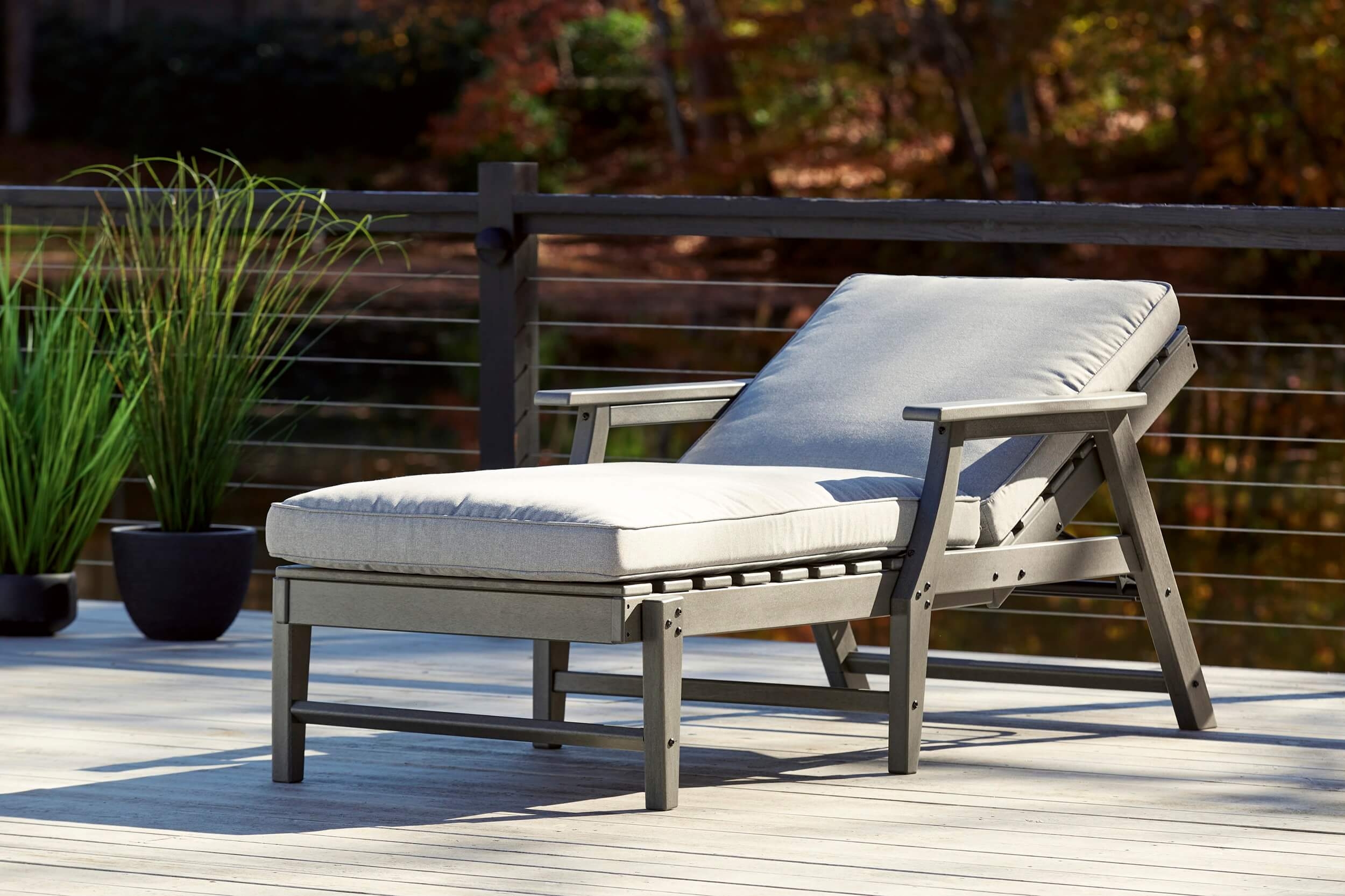 Visola Outdoor Nuvella Fabric/High-Density Polyethylene Chaise Lounge
