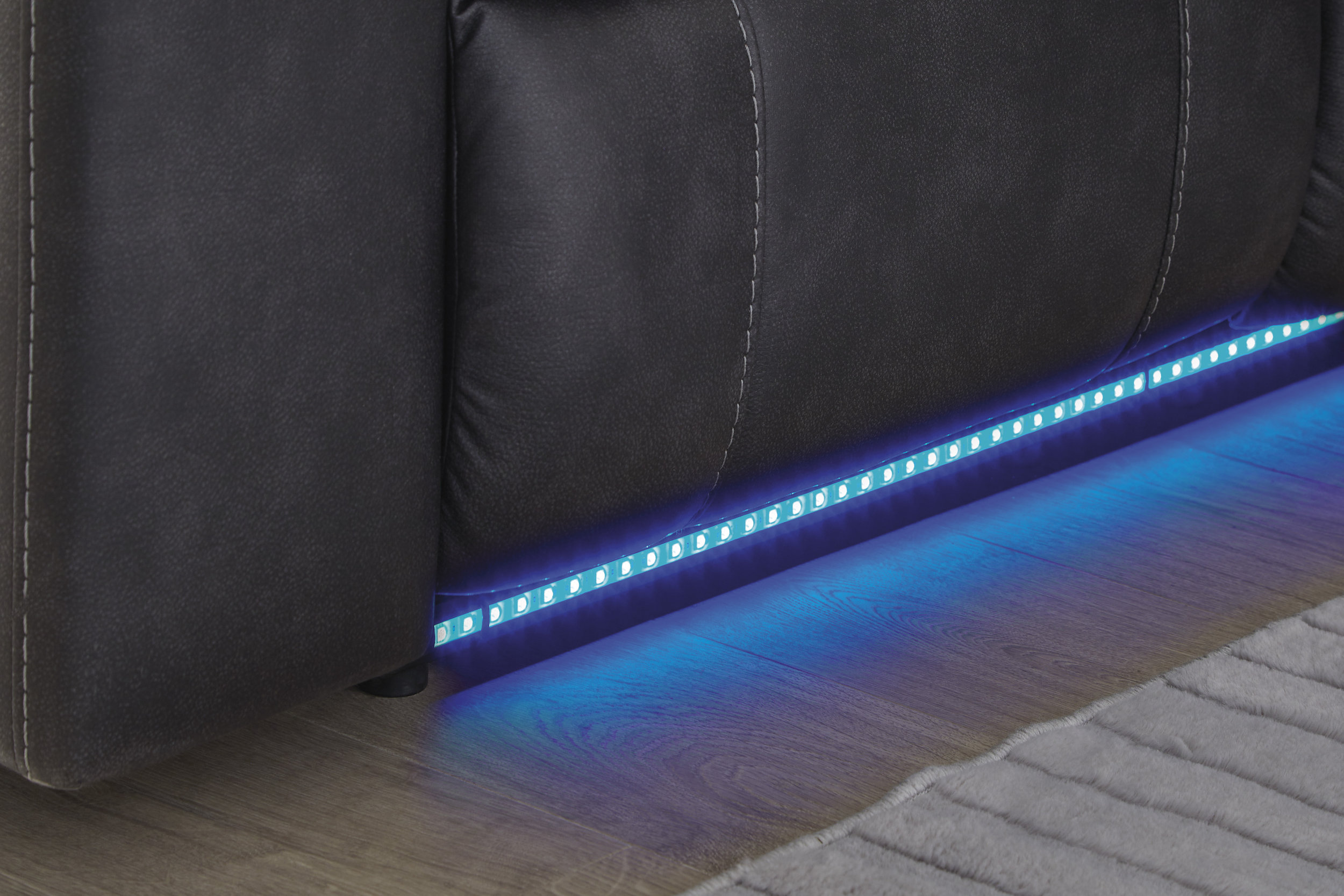 New Classic Furniture Sofá Flynn con base iluminada