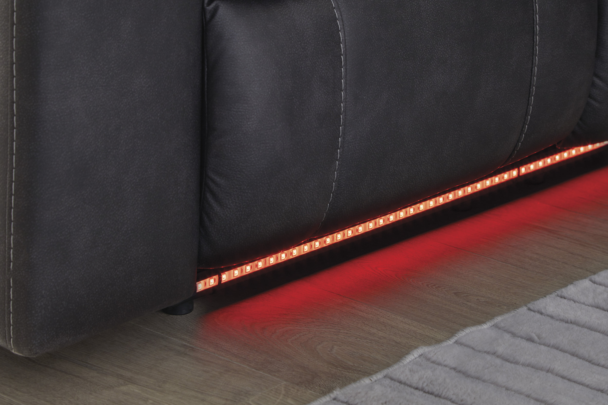 New Classic Furniture Sofá Flynn con base iluminada