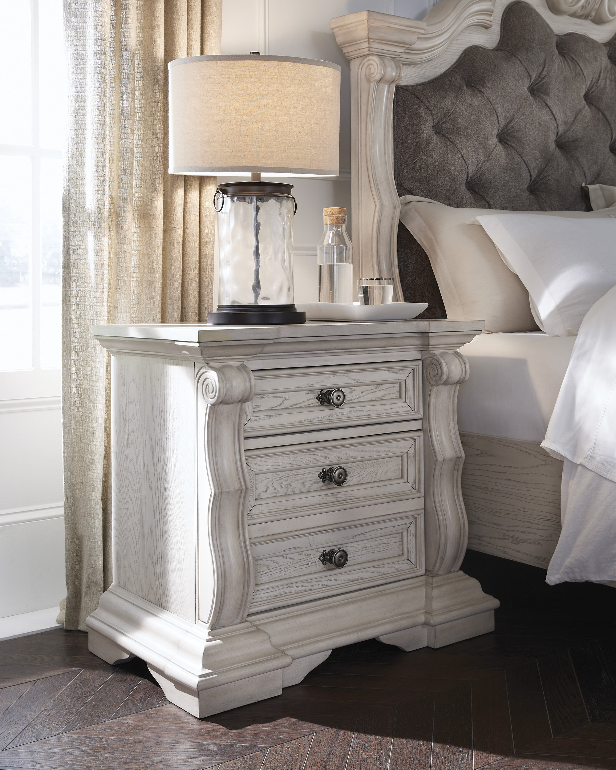Bruchandi MDF/Wood Veneer Nightstand w/3 Drawers