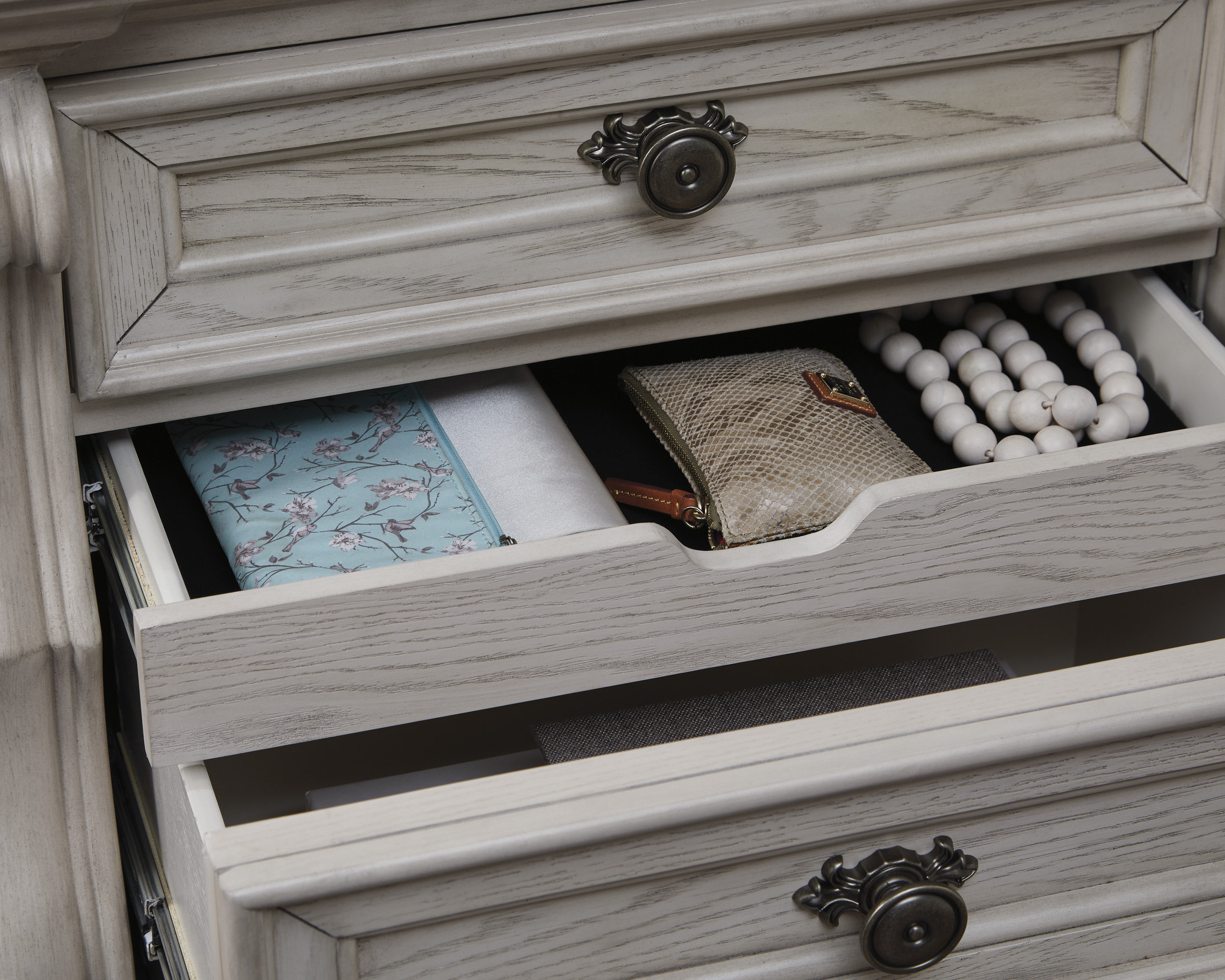 Bruchandi MDF/Wood Veneer Nightstand w/3 Drawers